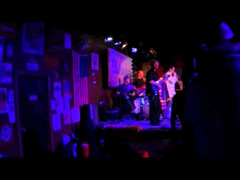 ELVIS PRESTELLO PUMP IT UP