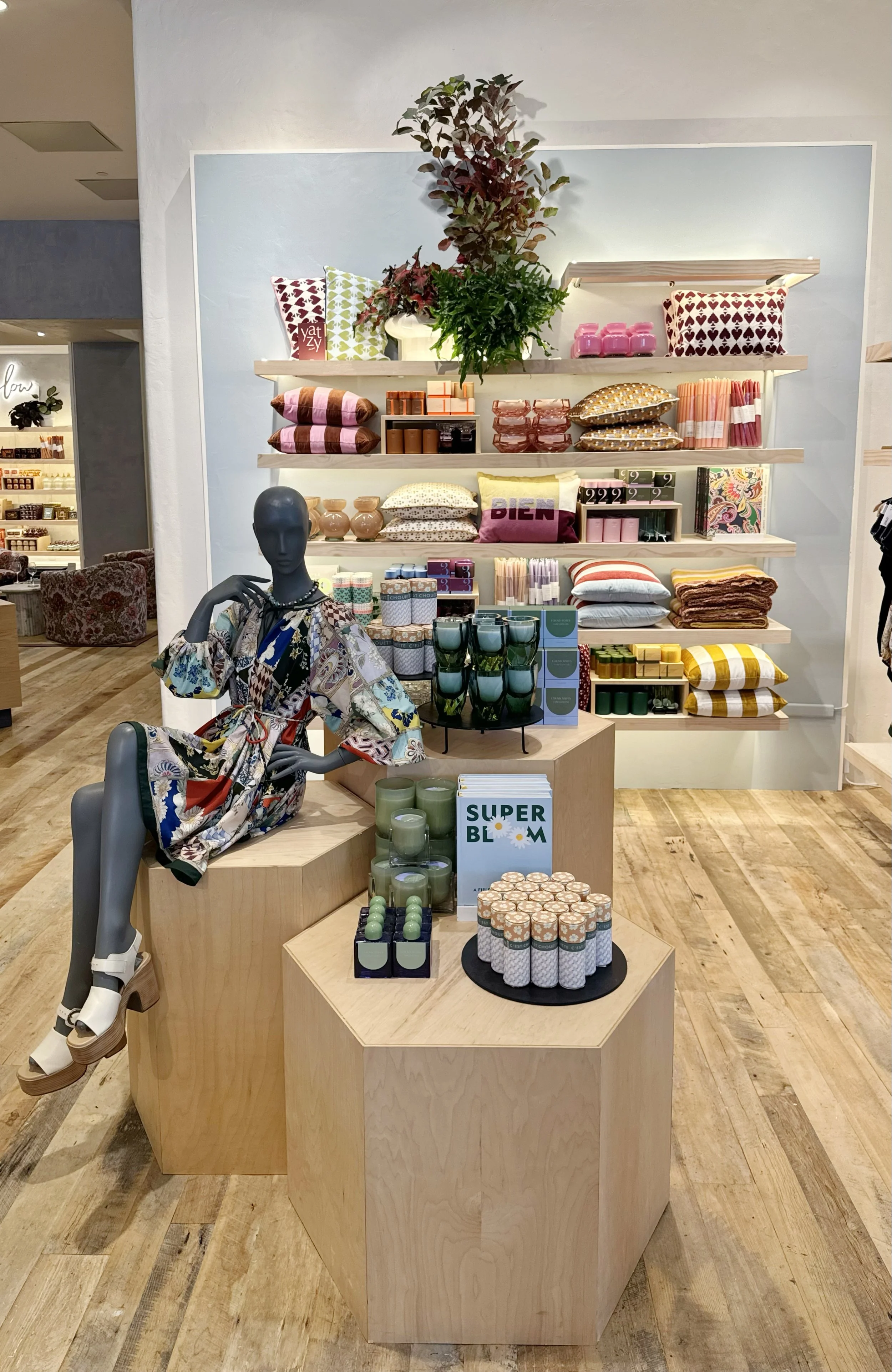    Anthropologie Fall ‘25 Interiors:    Custom vignette walls built and framed out. Custom lit and lipped shelves built. Large cubes built to support apparel. Small risers built to support merchandise. 