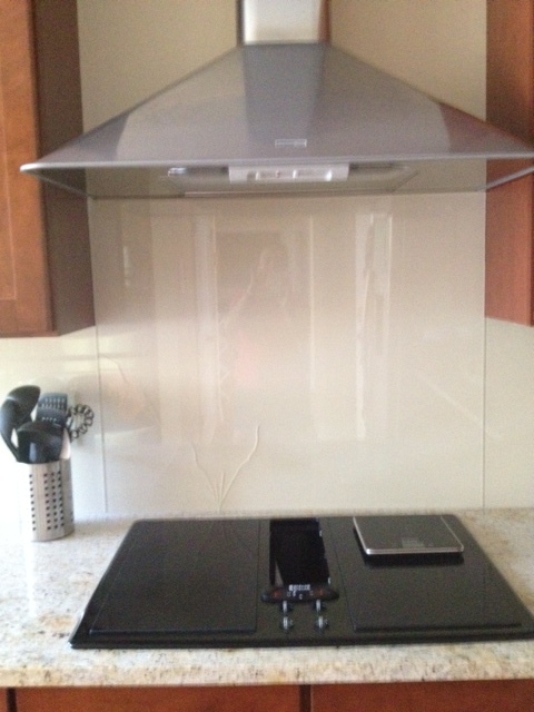 GLASS BACKSPLASH.jpeg