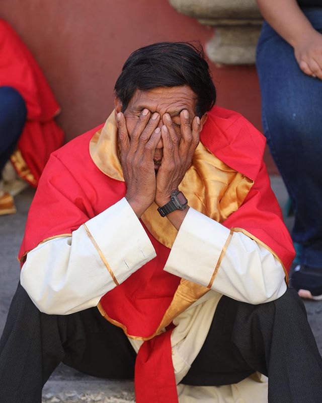 Tradiciones en Guatemala, Semana Santa en La Antigua Guatemala, cansancio notable en los feligreses que portan los pasos. Un descanso m&aacute;s que merecido.
.
.
.
.
#everydaylatinamerica #everydayguatemala #culture #Guatemala #devoci&oacute;n #trad