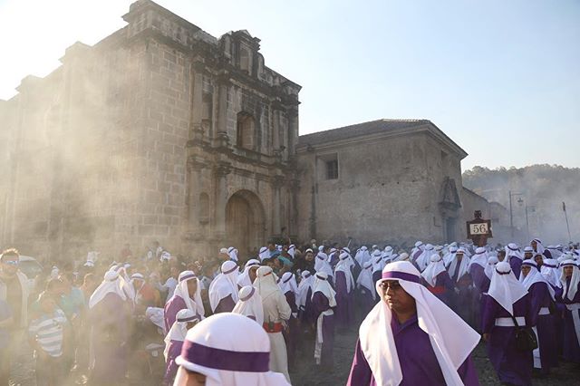 Cortejo procesional pasando frente a Templo de Capuchinas. 5:00 p.m. .
.
.
.
.
#quepeladoguate #everydaylatinamerica #canon #canonguatemala #everydayguatemala #culture #architecture #guatemala #guategram #5dmarkiv #canon24105