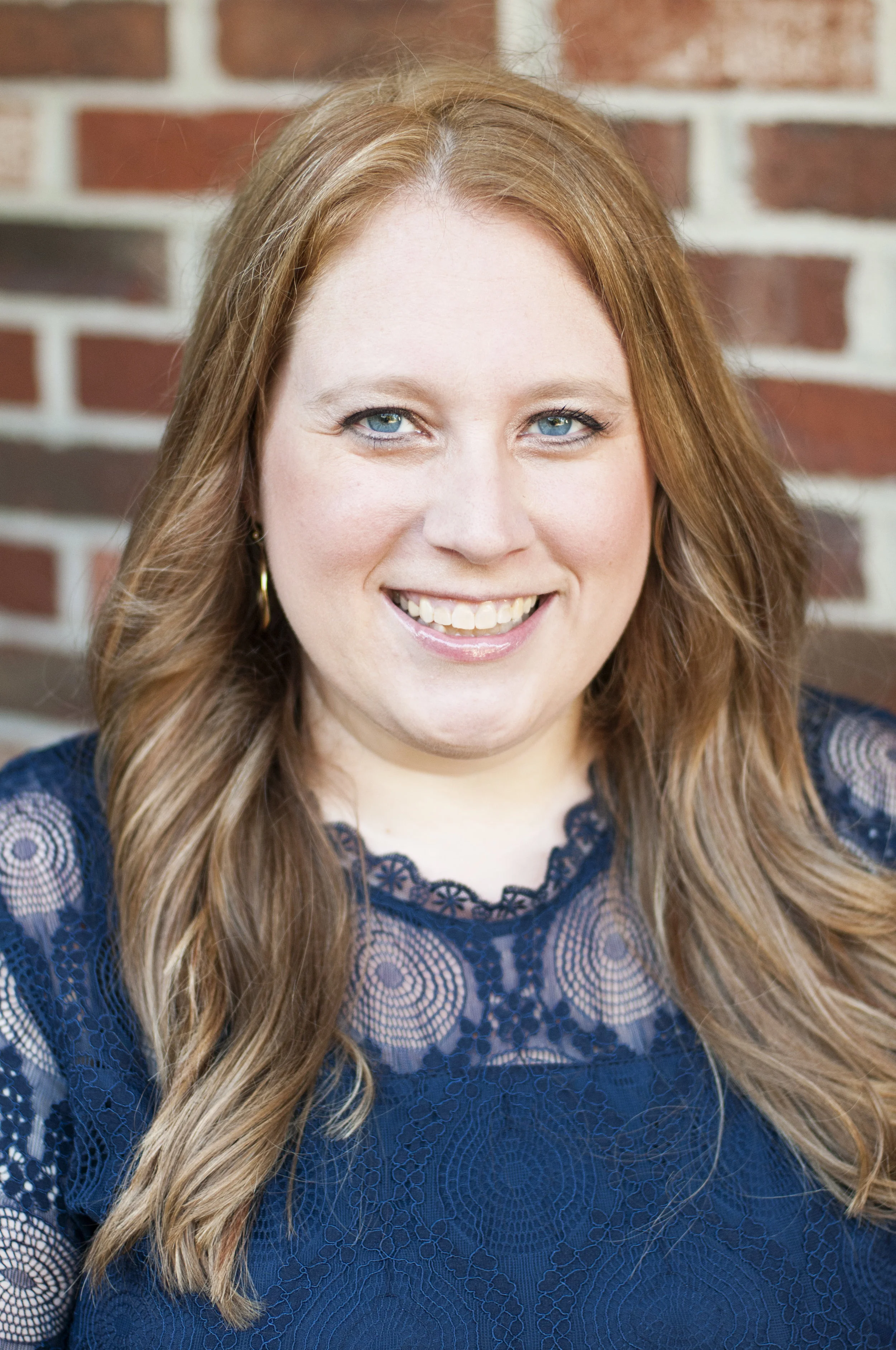 Lindsey Carlson Headshot 2017.jpg