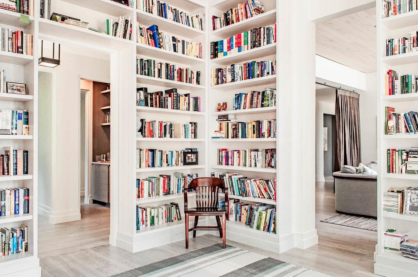 This light and airy library puts us in the mood for spring! Photo by @fenwickhome