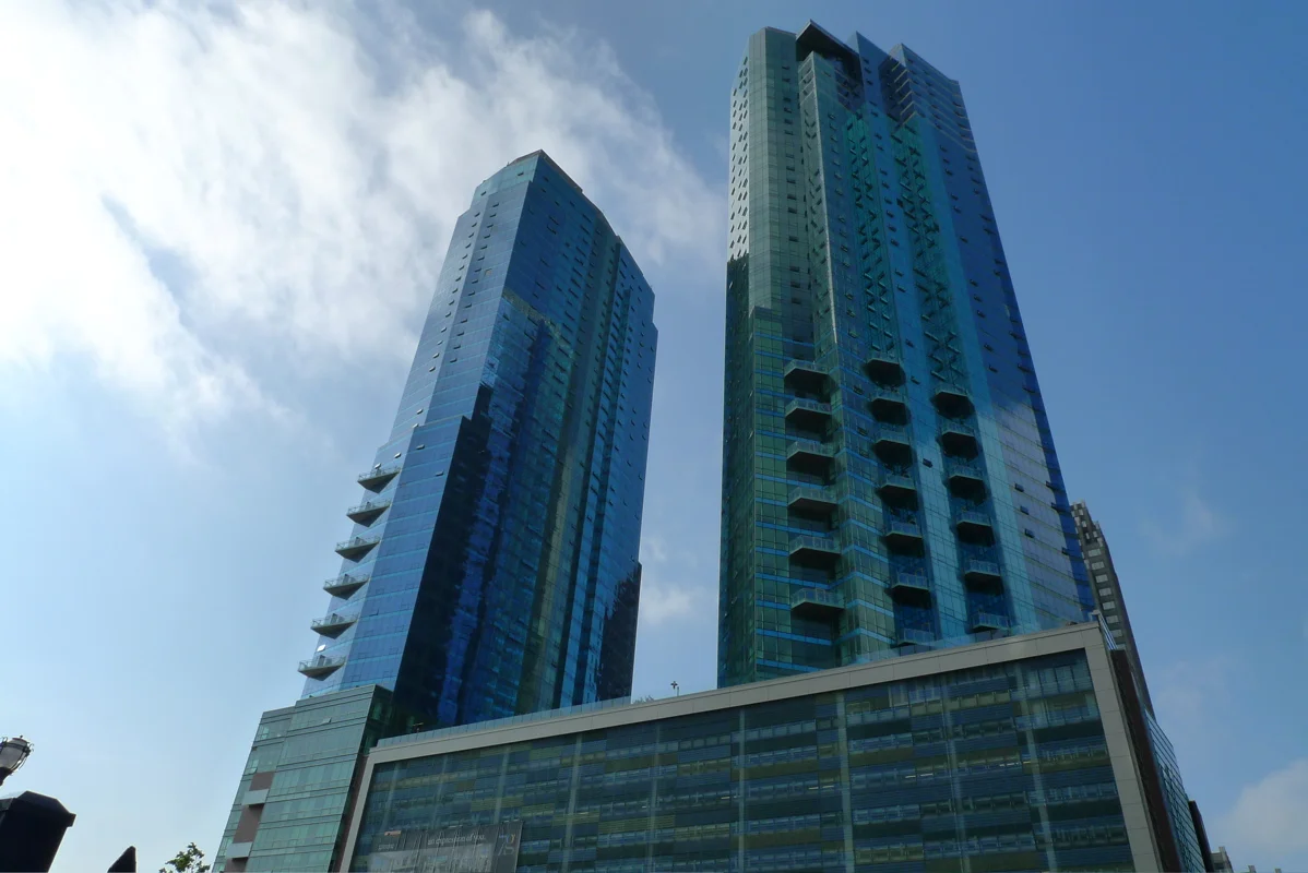 77 Hudson - Jersey City, New Jersey (photo via Living on The Hudson )