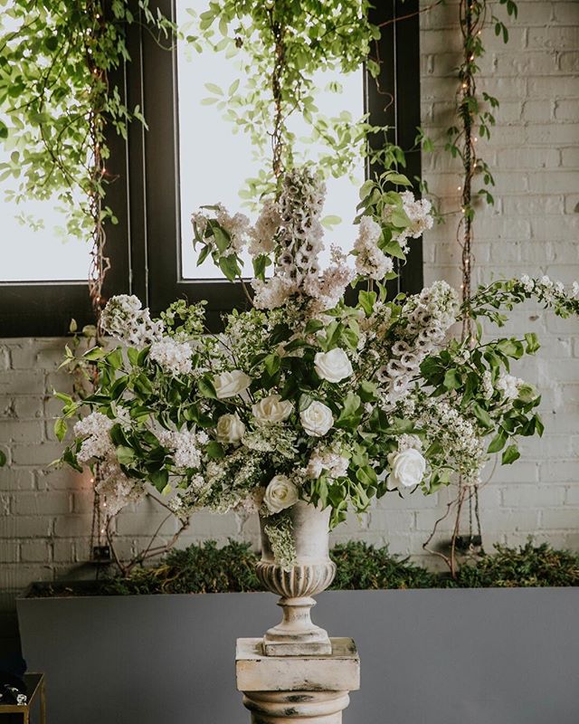 We love a good romantic &amp; lush ceremony piece, we get the feeling of abundance &amp; happiness looking at this. Can't wait for the wedding season to kick in full force!
.
.
.
#GAIASTVDIO #randiforscott #501union #coloradoflorist #coloradoweddings