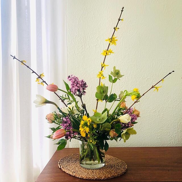 Mother&rsquo;s Day is around the corner! WHAT! How is it almost May and we are covered in snow.... 🤷🏽&zwj;♀️ Order your mama a gorgeous spring arrangement from yours truly! Link in bio 🙏💕 #mothersday #supportlocal #flowers #denverflorist #springh