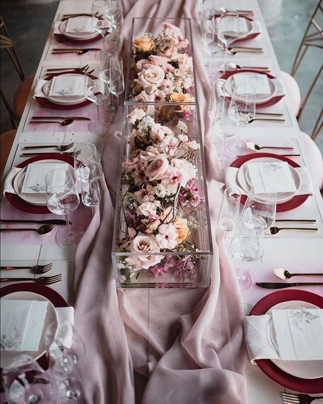&ldquo;Sparkling Ros&eacute; in the Woods&rdquo; 
Featured in the @rockymountainbride&rsquo;s Denver planning guide.

Floral: @plumsageflowers
Photo: @thescobeys
Rentals: @eventrents
Linens: @latavolalinen
Acrylic Placemats and Menus: @hazeleyedesign