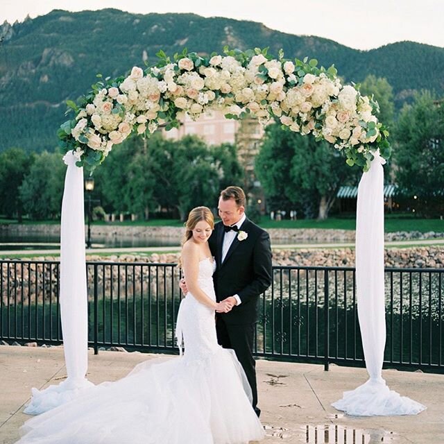 Happy One Year Anniversary to this daring couple! We have loved watching your adventures over this past year and wish you the absolute best this next year! Cheers! 🥂 ⠀⠀⠀⠀⠀⠀⠀⠀⠀
Photo: @tarabieleckiphotography
Floral: @cosdesignworks
Venue: @thebroadm