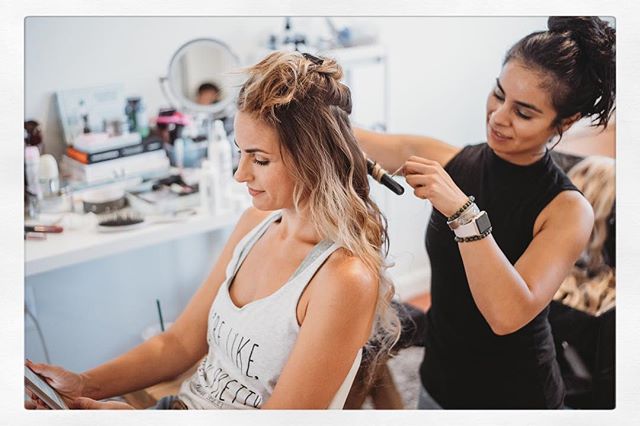 @glamgirldaniella is working her hair magic on mommy blogger @urbangirlgonebeachmom for her next big blogger event using our 20&rdquo; KH Mission Bay Pale Ash Blonde Clip In Hair Extensions to add length &amp; volume! 💎

Did you know that our Clip I