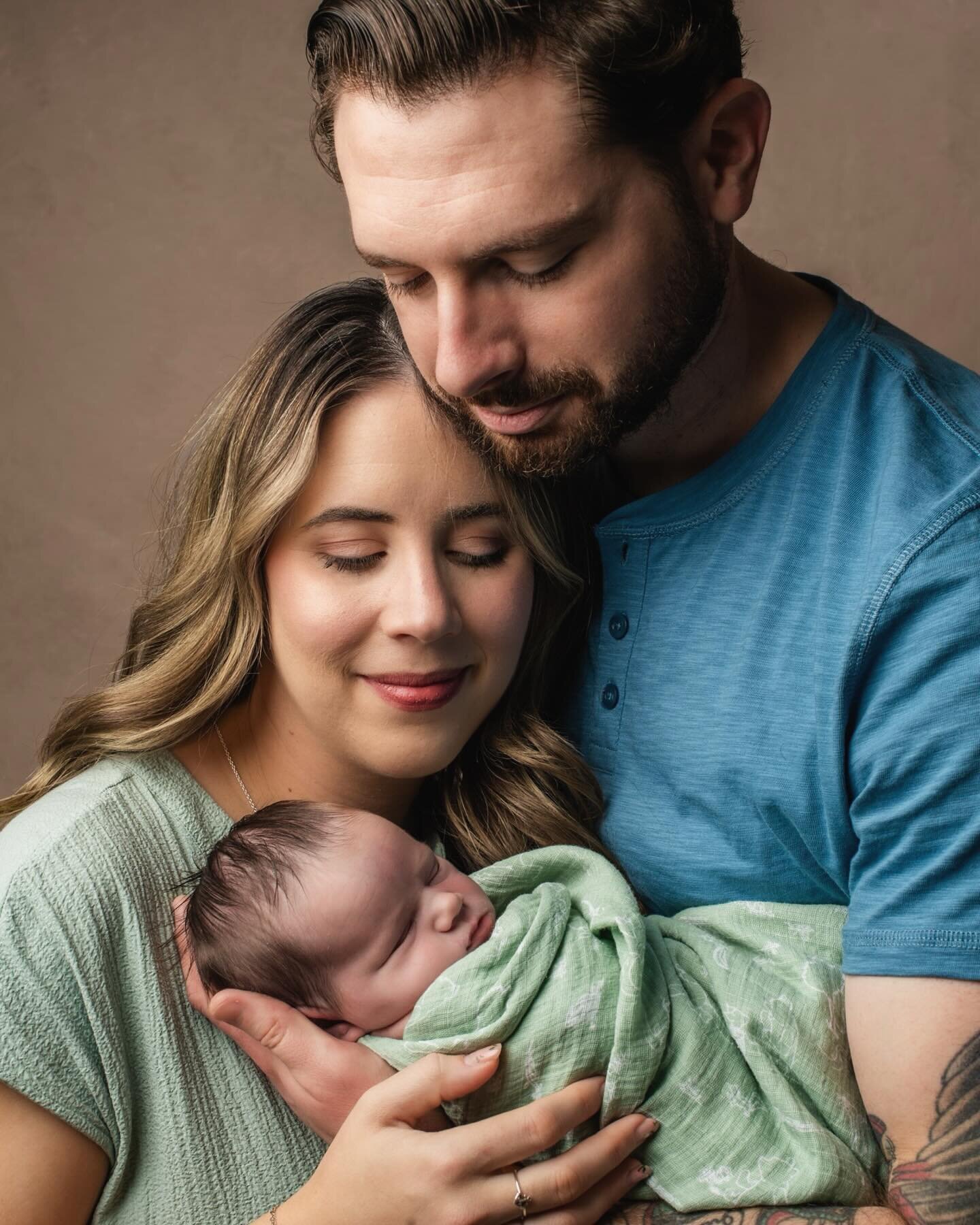 She&rsquo;s here! Ella James Kuzmack made her arrival late March 30th🥰 I can&rsquo;t believe just a little over a week ago this little cutie was kicking me in the ribs😂
.
Thank you to the amazing @oneforthewall for always capturing these beautiful 