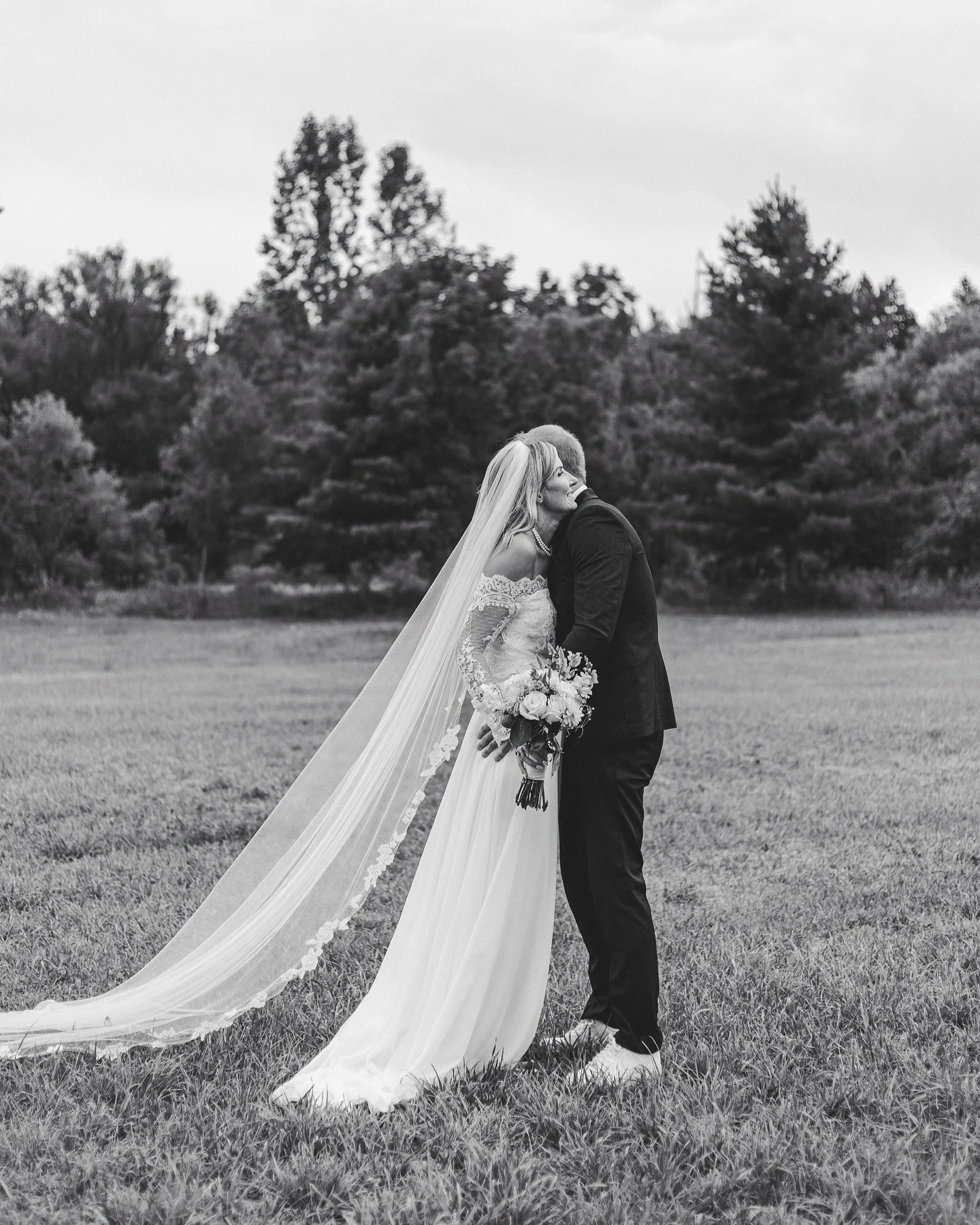 Once all the fall leaves are gone I&rsquo;m going to really start missing summer weddings 📸 Can&rsquo;t wait to see what next summer wedding season will bring! 
.
.
.
#kwphotographer #kwweddingphotographer