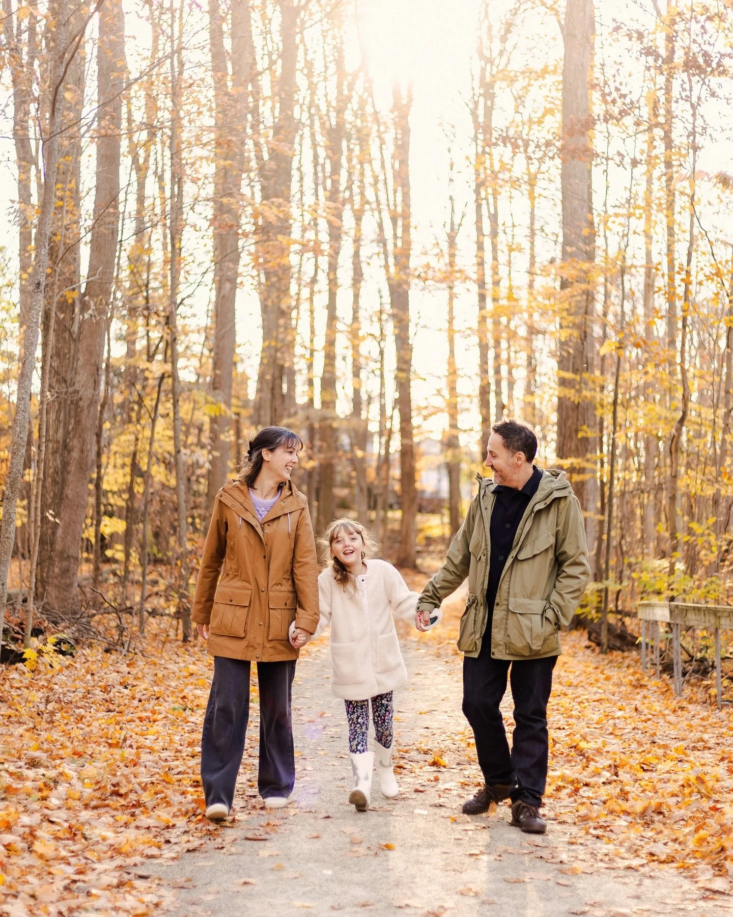 This weekend will be a busy weekend for fall family photos! 📸 We have some gorgeous fall colours this year and a cute family in front of them makes the best photos!
.
.
.
#kwphotographer
