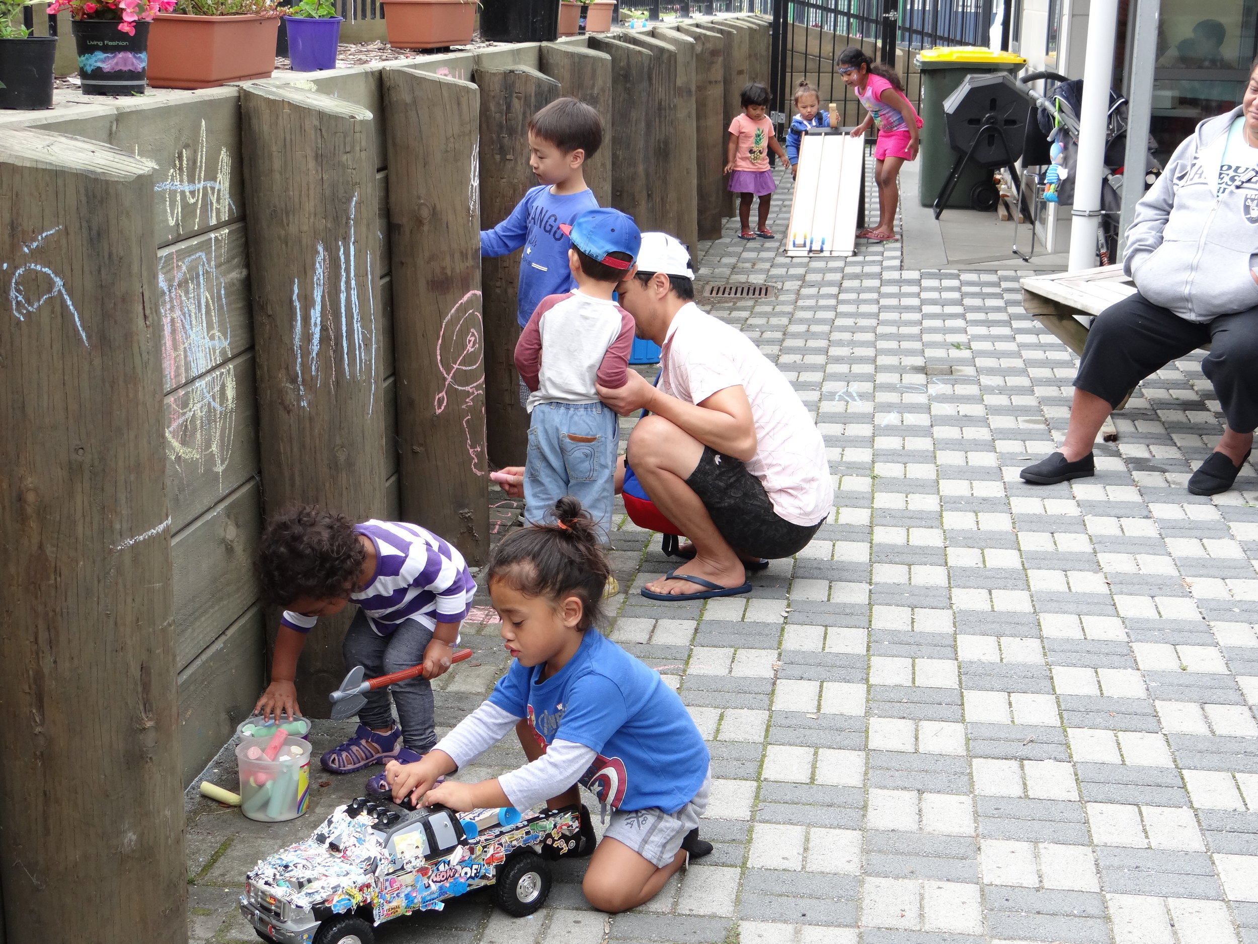 This year the Hub hosted the 2nd annual Neighbours Day. Here you can see the local neighbourhood kids doing chalk drawings on the wall and showing off their face paint. 