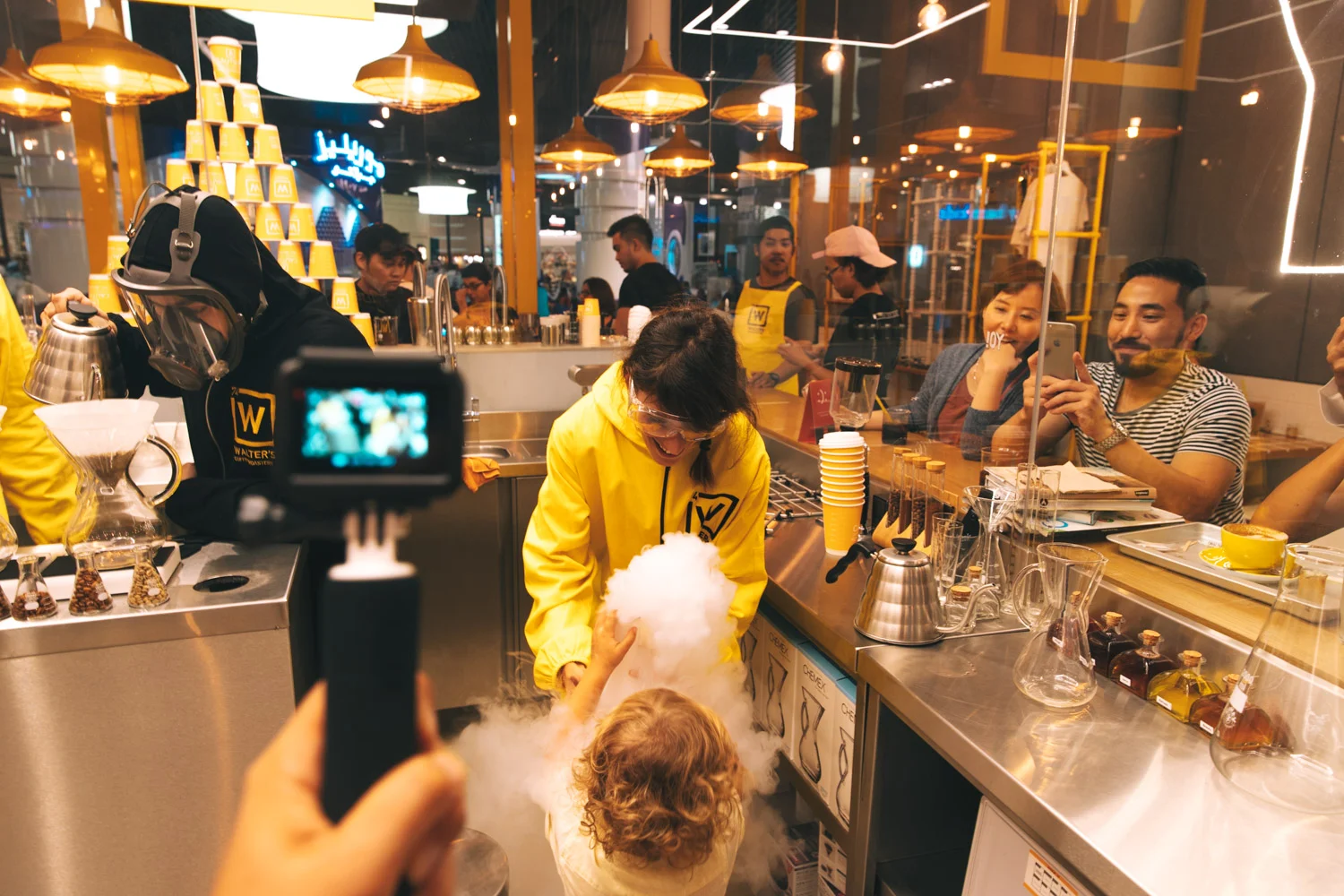Avete mai provato a fare il vostro proprio caffé? Esperienza da non perdere da Water's Coffee Rostery al Dubai Mall!