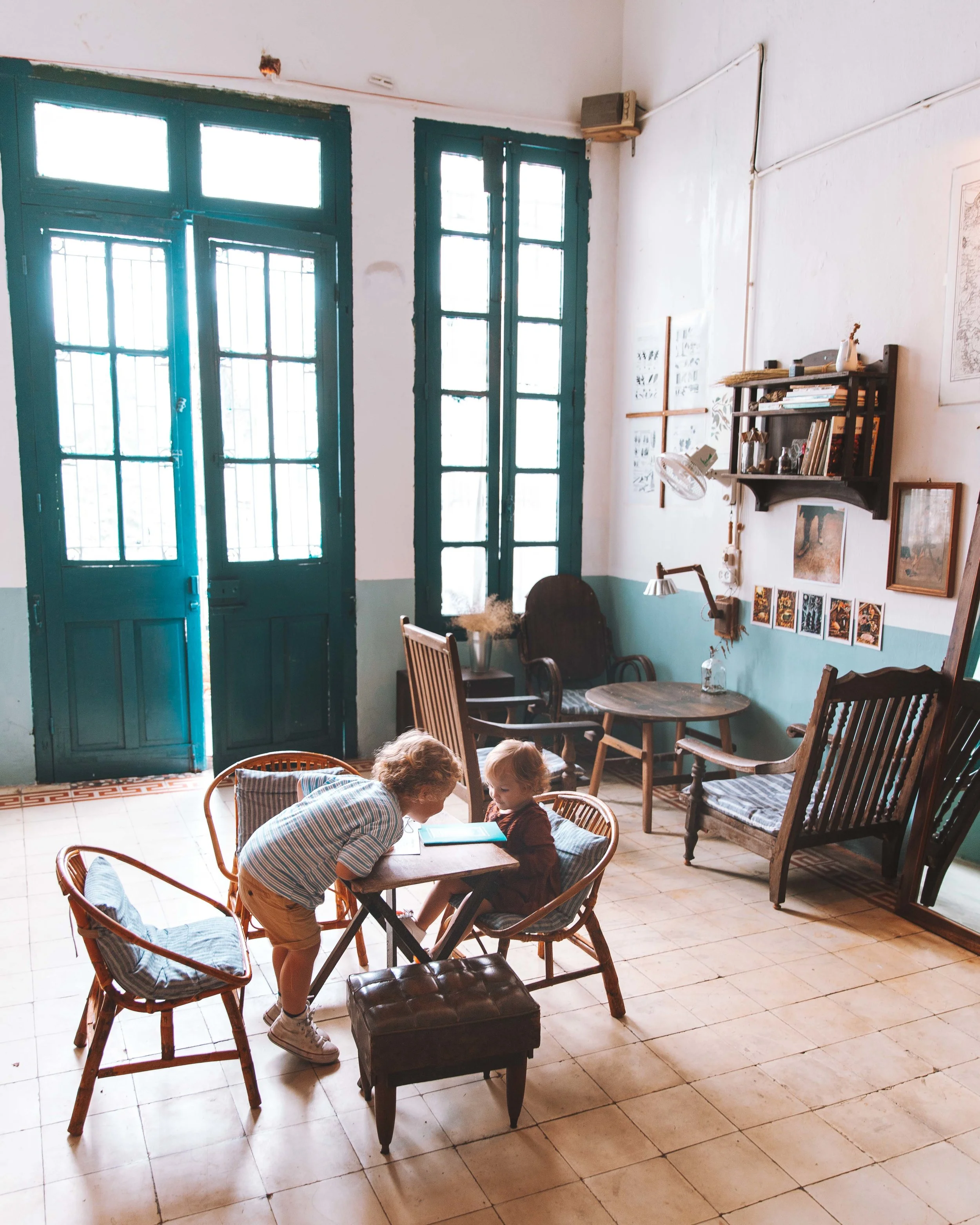 Stavamo passeggiando per l'Old Quartier quando Julien ha notato una piccolissima scritta appesa all'entrata di un vicolo, che diceva " The Little Plan Cafè ". Incuriositi, ci siamo fatti strada . Un signore dietro di noi. "Cafè?", ci chiede. Rispondiamo di si. Bussa ad una porta, ci apre una ragazza con uno splendido sorriso. Abbiamo trovato una perla. Questo e tantissimi altri nostri indirizzi top, nella nostra Guida di Hanoi, presto disponibile.