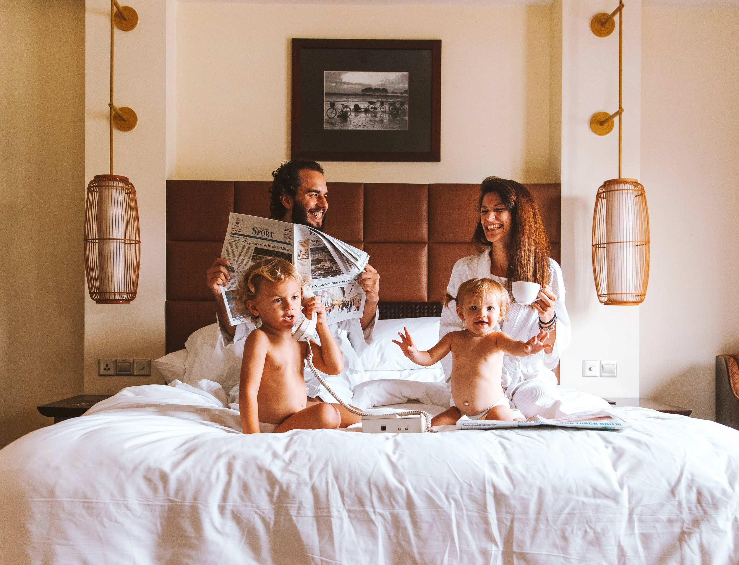 Questa è una foto che postammo su Instagram, ricondivisa tantissime volte, decisamente grazie ai bambini, che qui vincono su tutto. La didascalia diceva: A Teo piace : fare la lista di Babbo Natale direttamente via telefonica, scongiurando così la possibilità che la sua ennesima richiesta di animali non arrivi al giusto destinatario A Lia piace : fare mosse di tai chi con la pancia di fuori mostrando a tutti l’ombelico a bottone A Babbo J piace : usare il giornale per camuffare la smisurata ricchezza della sua english breakfast A M piace : far durare il suo caffè tutto il tempo che serve per inventare storie.