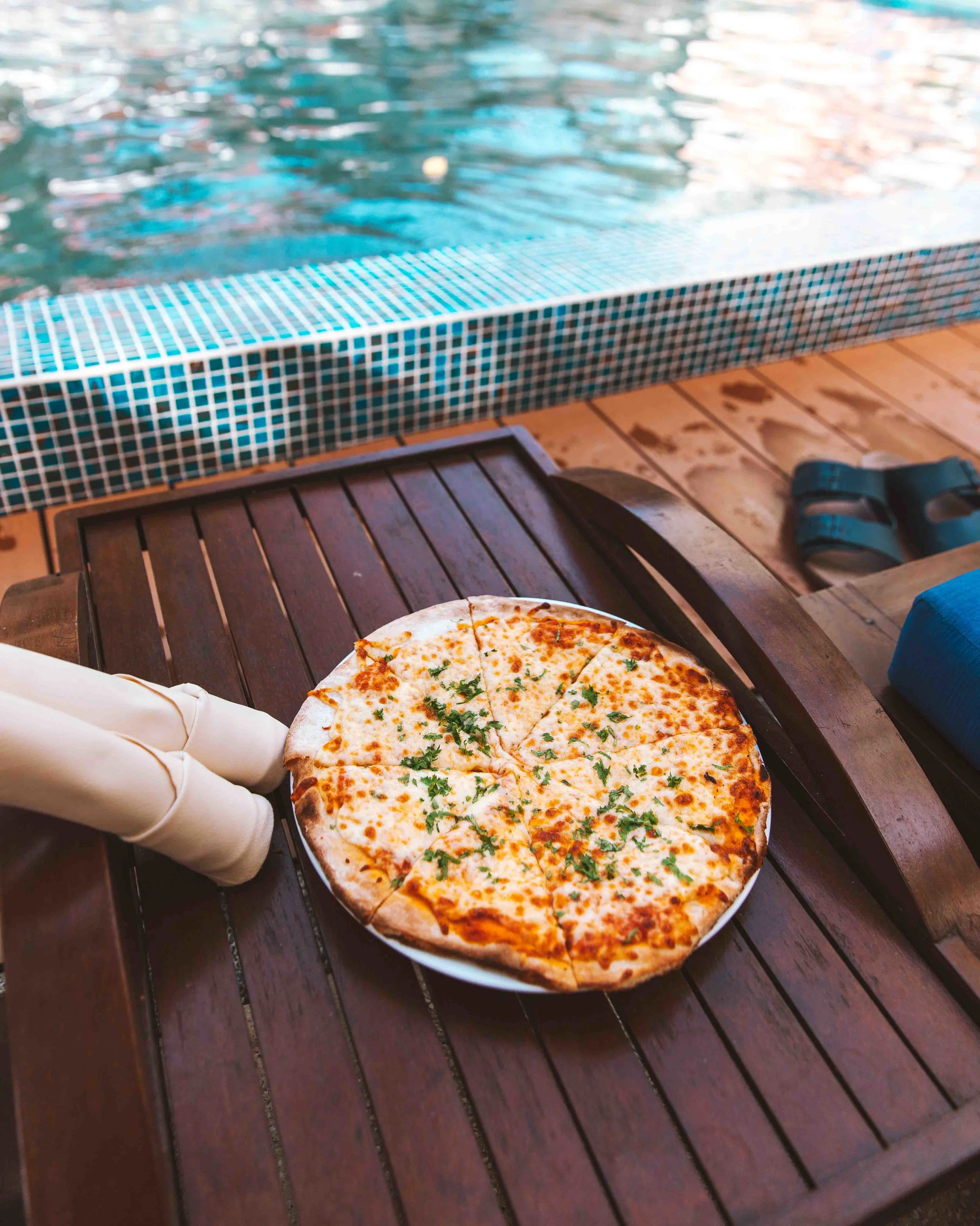 Pizza time a bordo piscina.