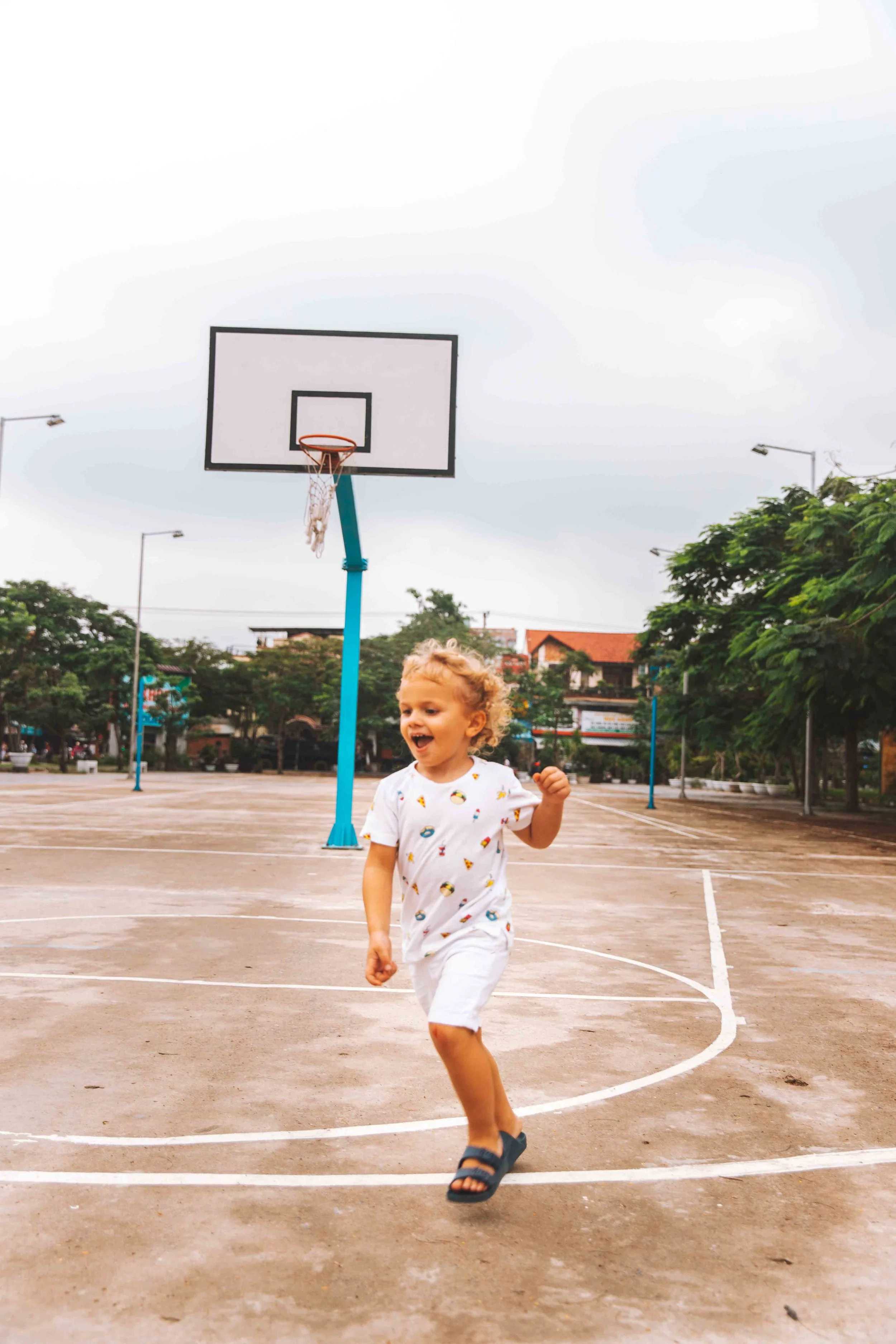 Aggiornamento. Teo ha giocato a basket a Hoi An.