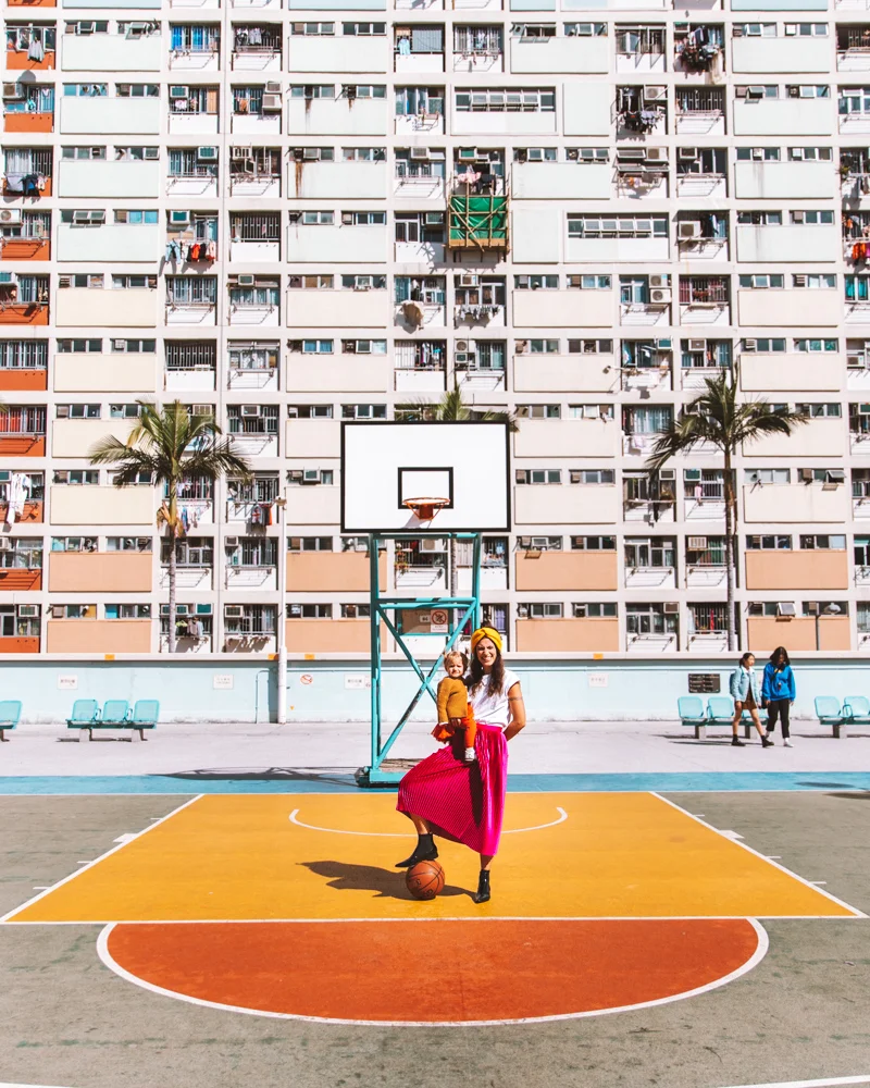 Choi Hung Estate. Mamma, Lia, un pallone da basket. Girl Power.