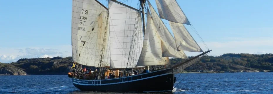 T/S Kvartsita är ett tvåmastat skolsegelfartyg som drivs och förvaltas av Föreningen För Fulla Segel på Skaftö. Under sommarhalvåret arrangerar vi förutom våra egna seglarskolor även seglarläger för skolklasser, företag och andra grupper.