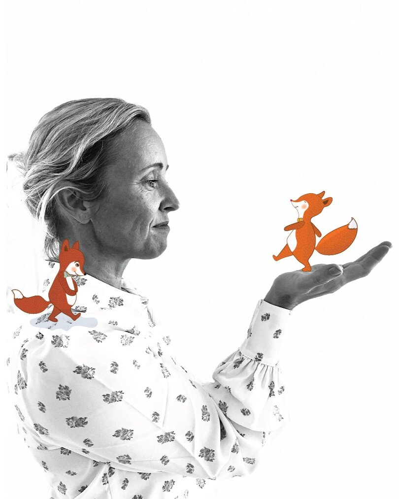 Illustratør og ideskaper: Vibeke Høie-HolgersenVibeke elsker å oppdage nye karakterer på papiret, finne ut hvem de er og utforske hva de finner på. De to revebrødrene har bodd i skisseboken til Vibeke i over et år før de endelig fikk fortelle histor…