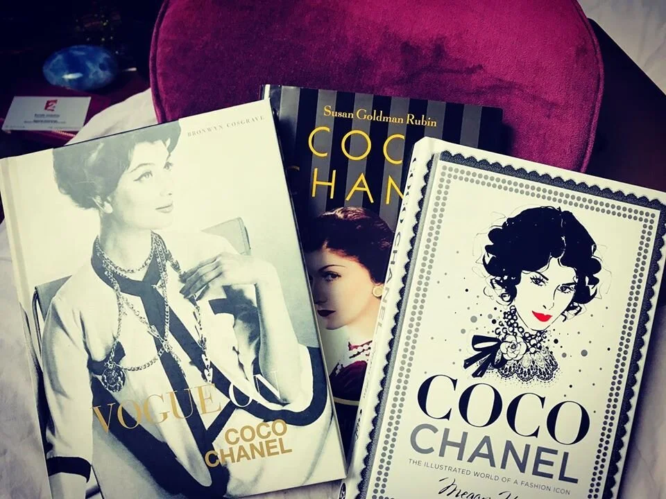 Écriture du prochain livre à paraître sur Coco CHANEL.