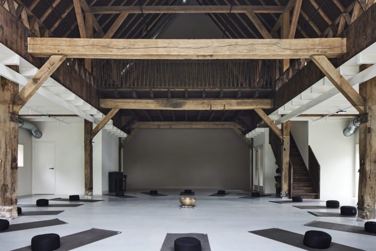 The-place-to-be-yogazaal-met-yogamatten-en-kussens-scaled-e1665734170355-768x512.jpeg