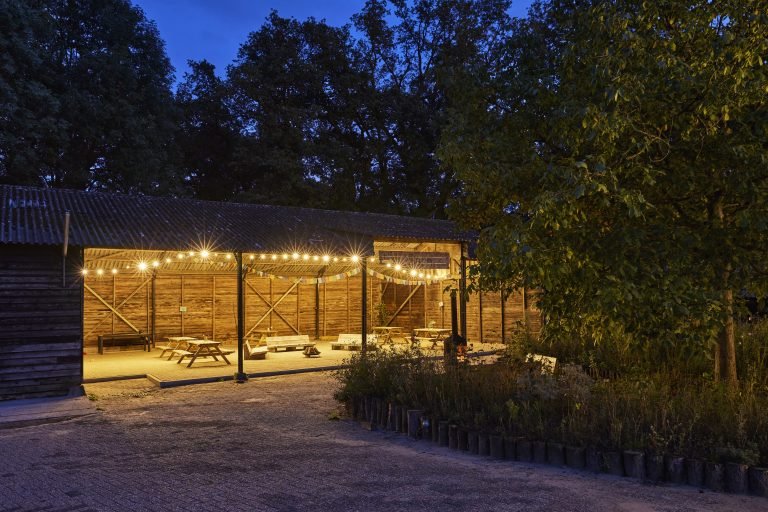 The-place-to-be-overdekt-terras-the-barn-bruiloft-768x512.jpeg