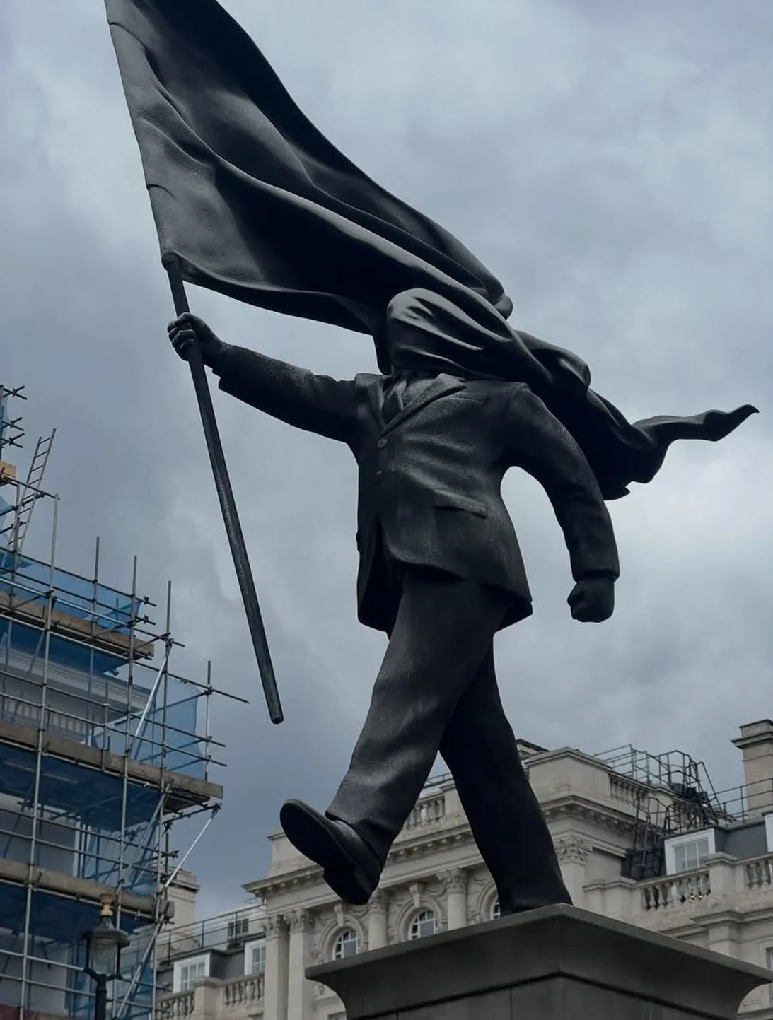 My comment on the Tommy Robinson march today in London. Thank you @banksy @banksy_streetart_official You speak for many of us with this brilliant depiction of those blinded by a narrow and bigoted nationalism. 

#stopreformuk #reform #reformuk #refor