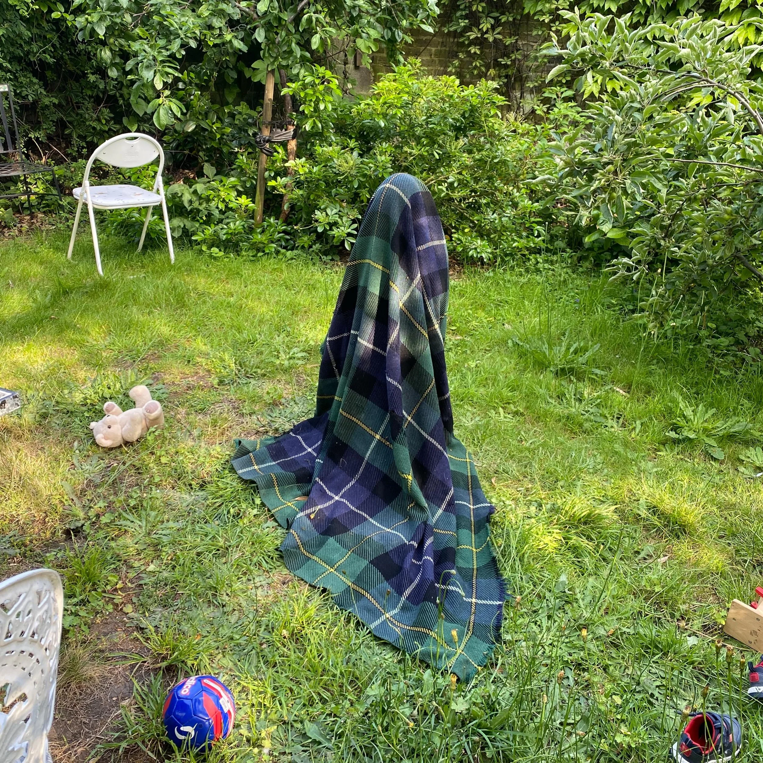Look carefully. Yesterday I played Hide &amp; Seek with Jack, age 2.5. I bet you can&rsquo;t see him.

#dovedalegardens #summertime #summerinthecity☀️ #hideandseek #cachecache