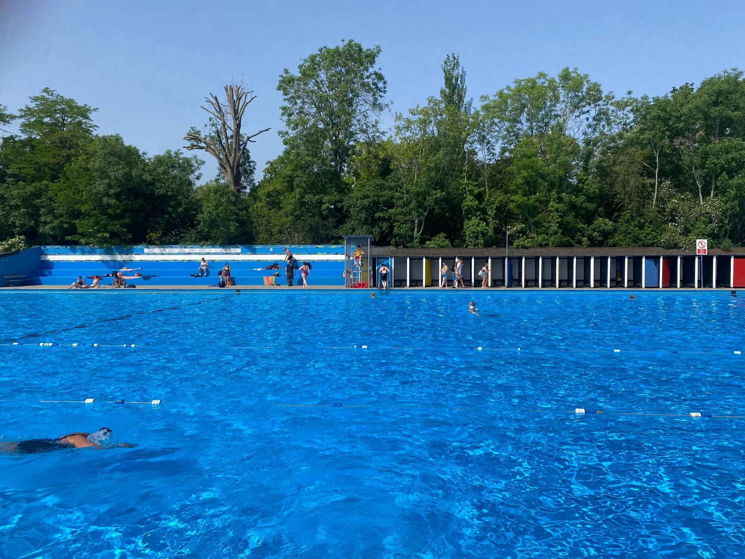 Eternally grateful for this magical place. @tootingbeclido @slsclido You make living in London during a heatwave into a summer holiday. 

Don&rsquo;t just turn up though. You have to book. 

So grateful to everyone who works there. 

#summerinthecity