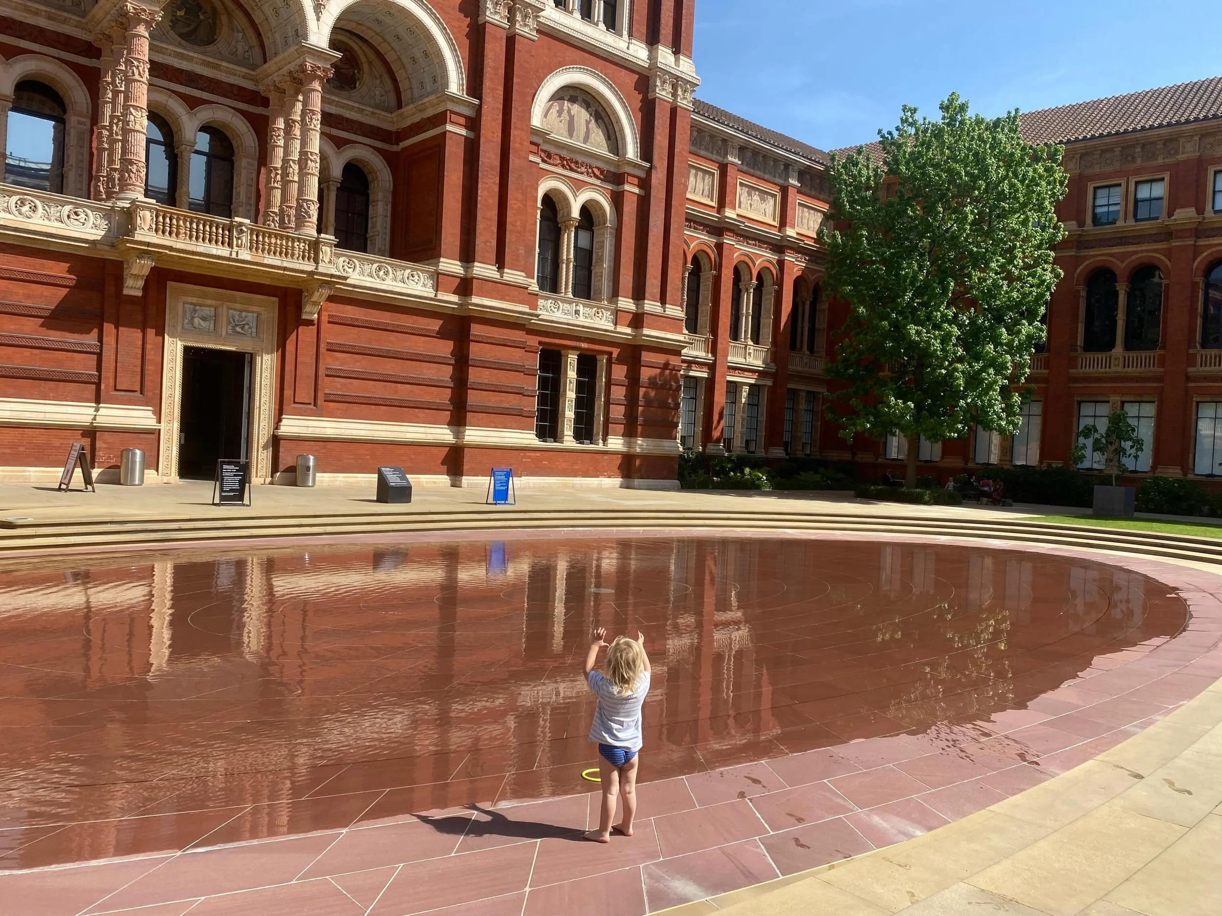 Victoria &amp; Albert Museum, South Kensington, London. 10am. #summerinthecity☀️