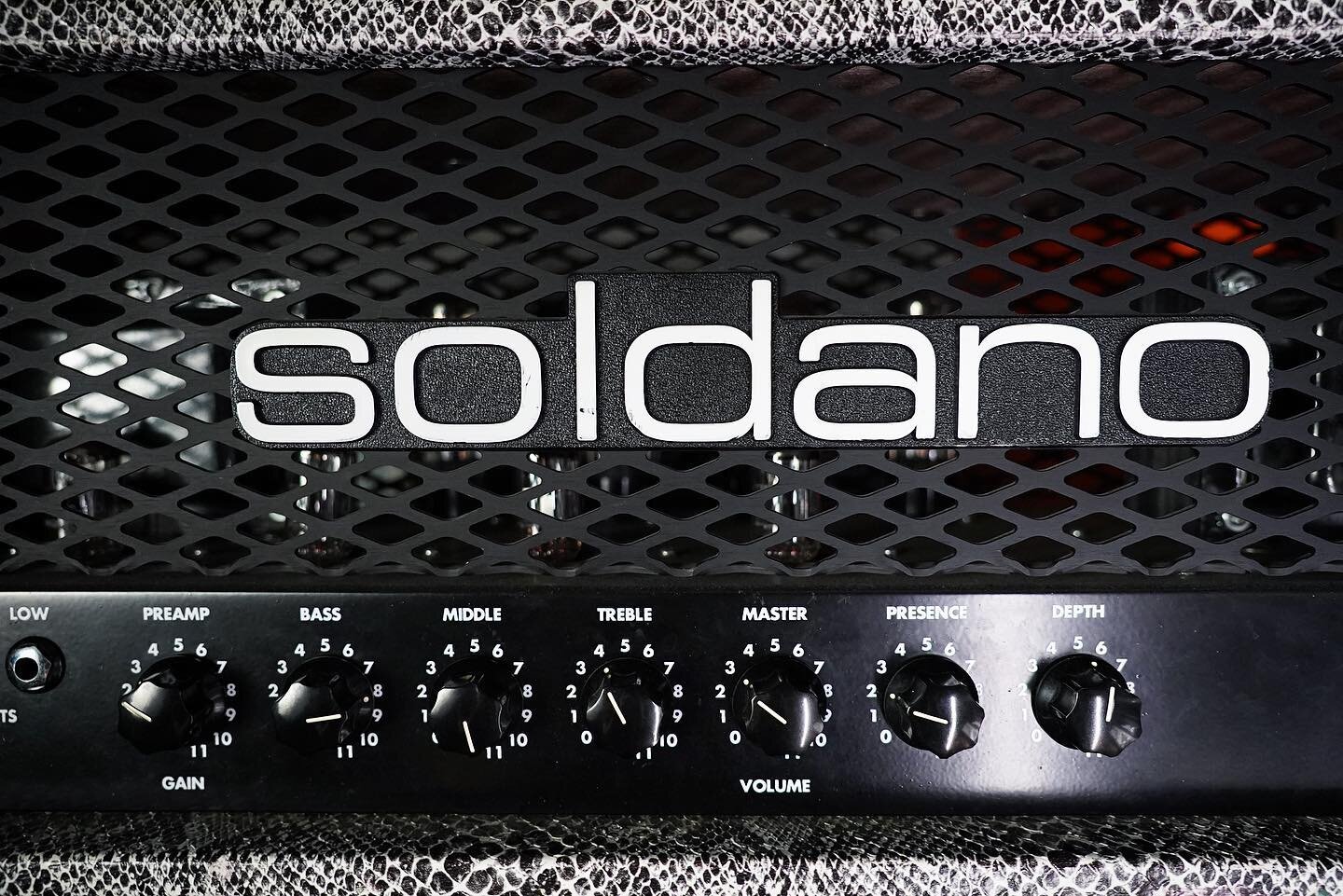 What&rsquo;s your go-to amp for solos?&thinsp;
&thinsp;
My (snakeskin 😬) Soldano Avenger is the easy favorite for guitar leads around here.&thinsp;
&thinsp;
#soldano #guitar #recording #recordingstudio #guitarsolo #amp #gearporn #gearybusey #knowyou