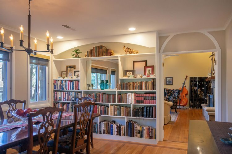 Bookshelf to Split-up Small Space