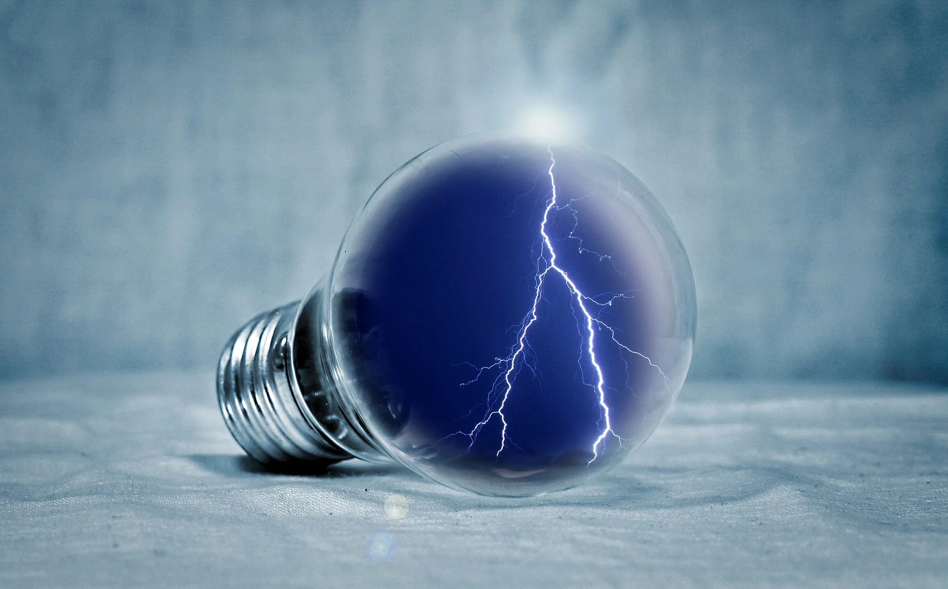 light-bulb-2577139_1920.jpg
