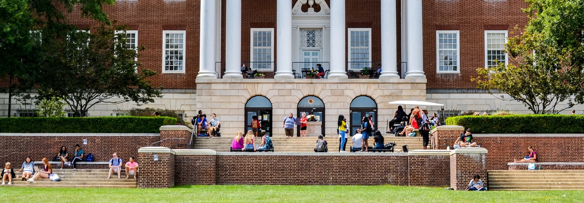 university-2704306_1920.jpg