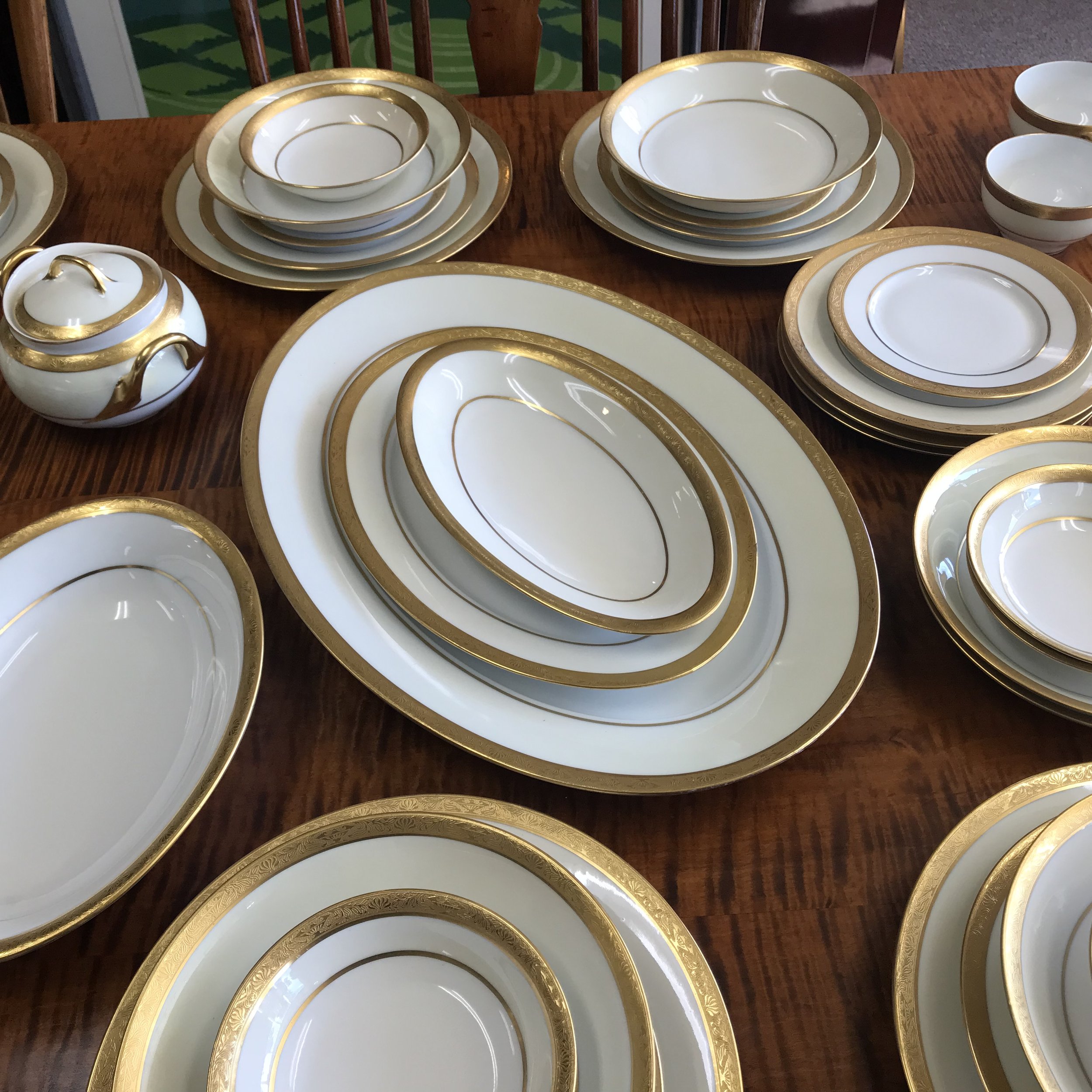 Hutschenreuther Bavaria 2 Tone Porcelain Gold Encrusted 7 Place Setting for  10 +extra — Ardesh