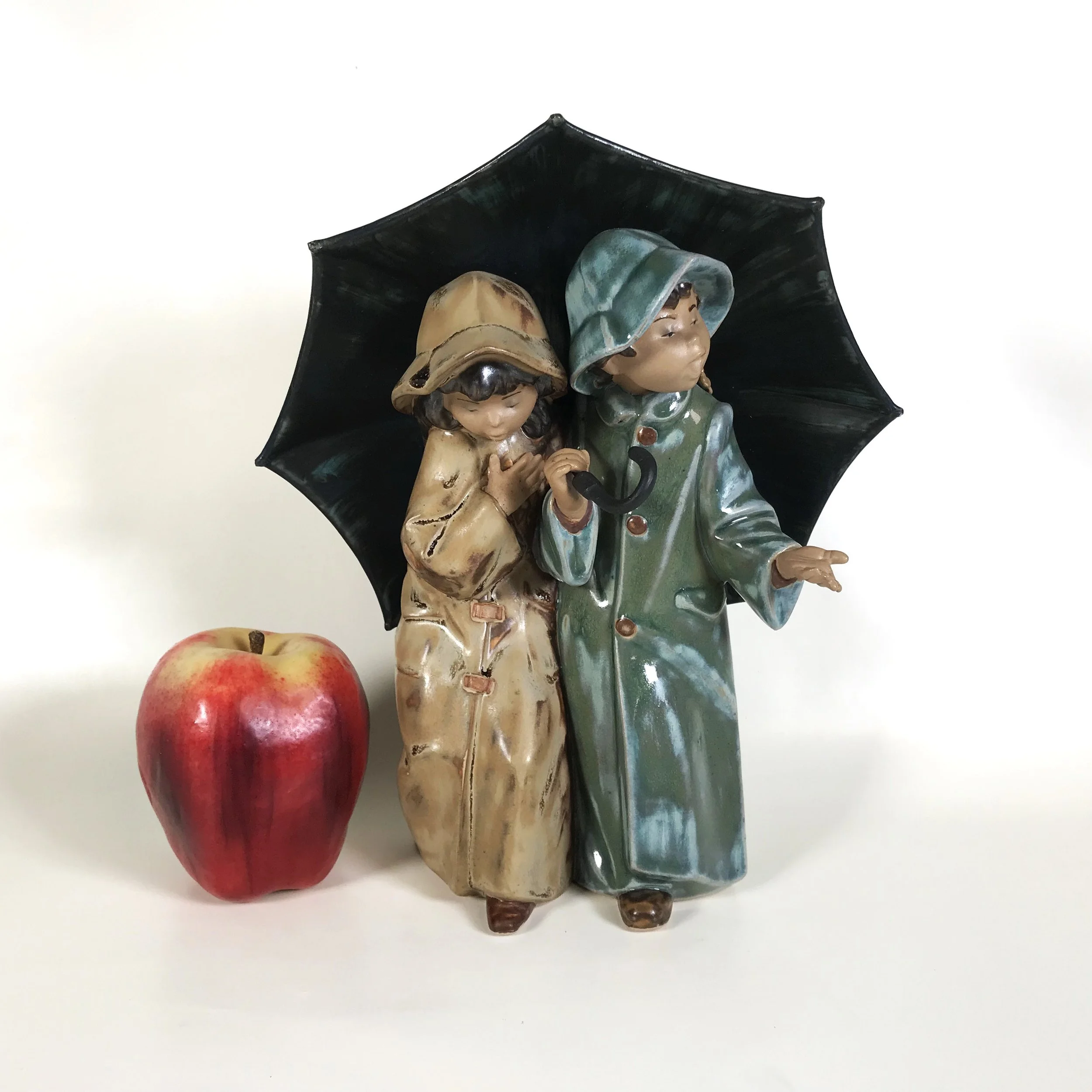 Lladro Figurine Under the Rain Boy Girl and Umbrella #2077 — Ardesh