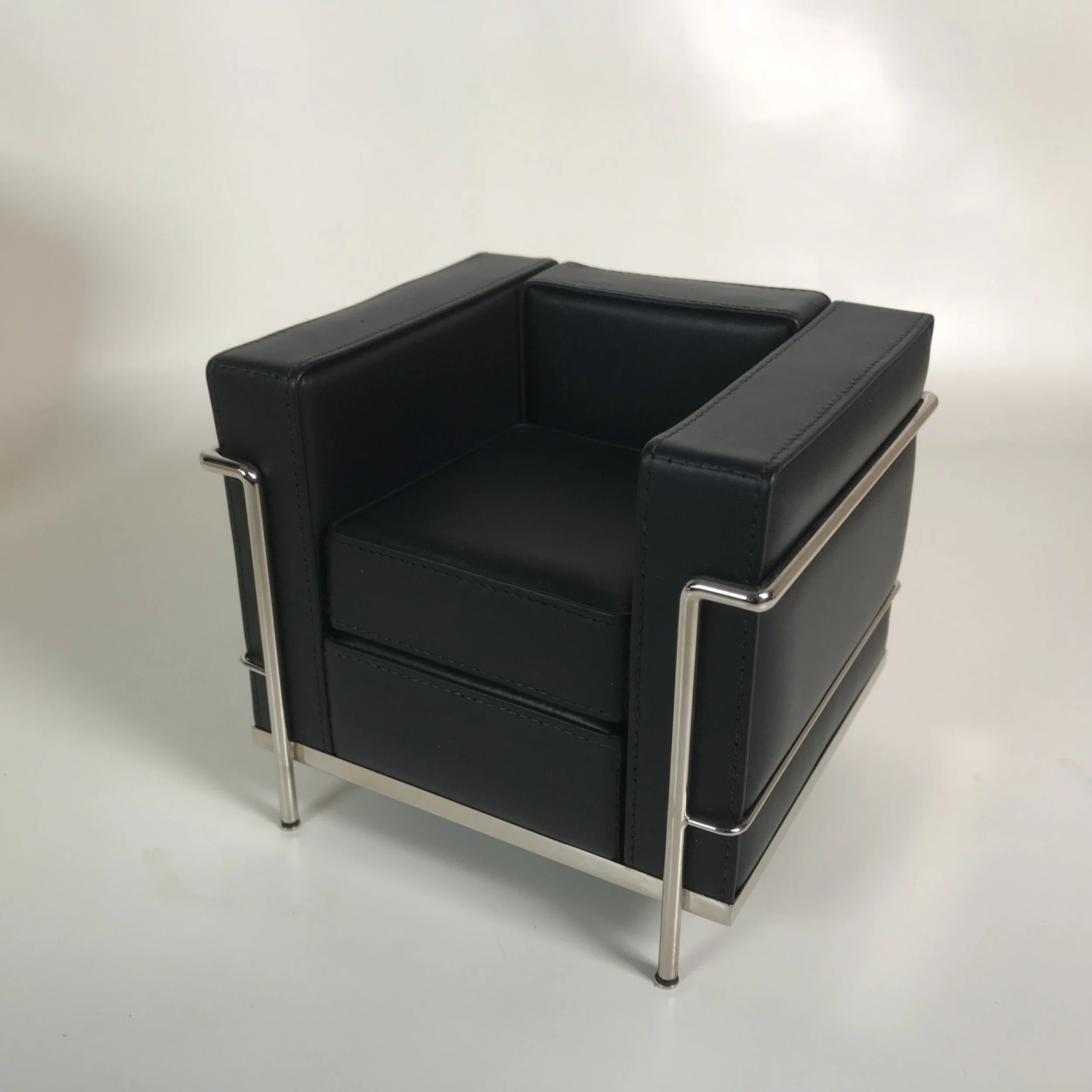 MOD Le Corbuser LC2 sofa | Sofa desgn, Pette loveseat, Furnture