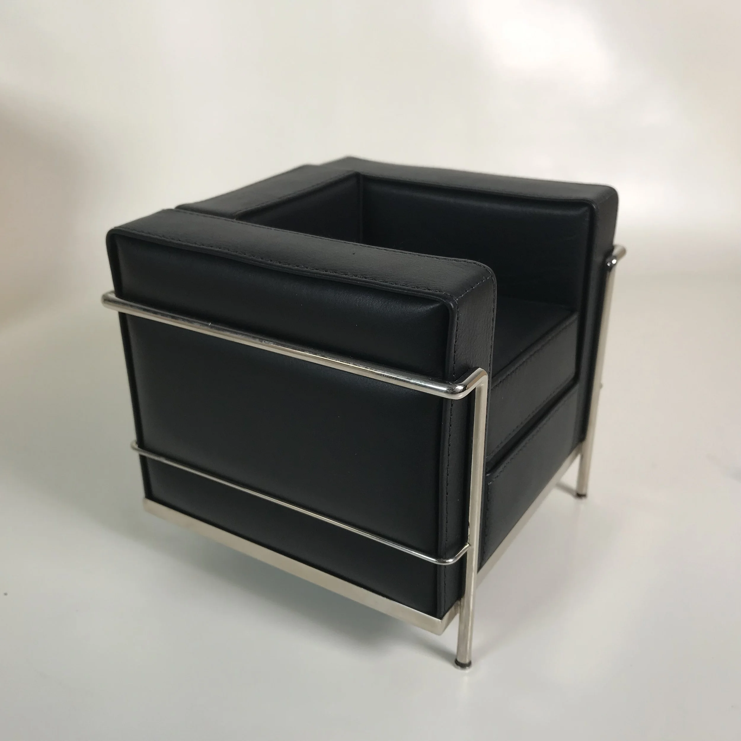 Vitra Design Museum Miniature Fauteuil Le Corbusier LC2 Chair — Ardesh