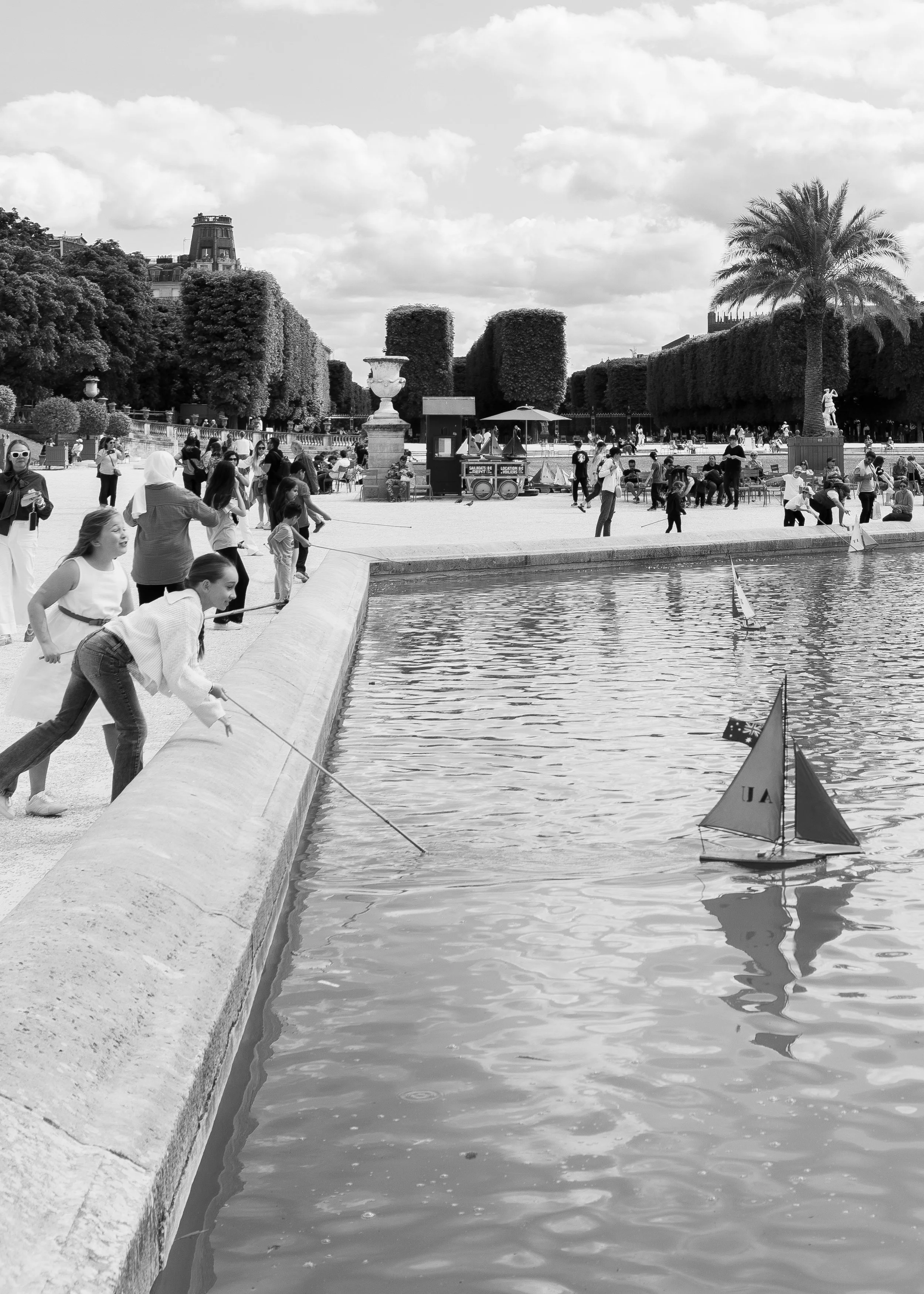 Paris_boat sailing_kids.jpg