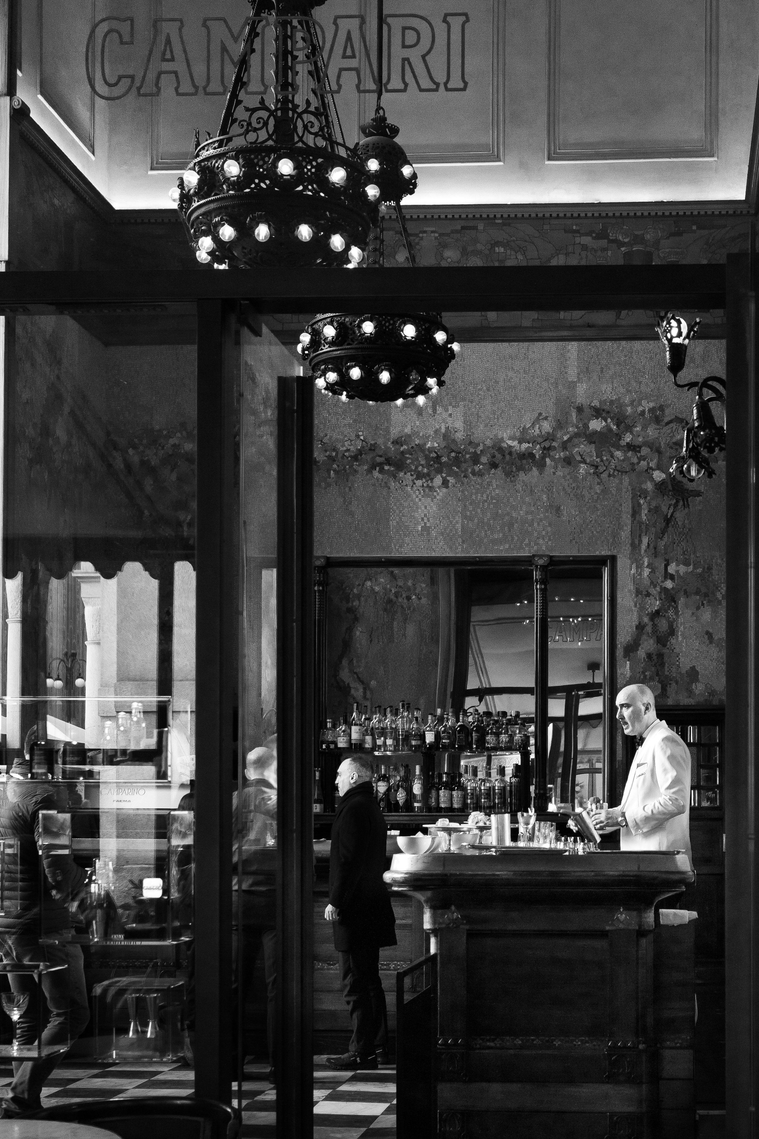 Campari bar-Milano-waiters -3.jpg