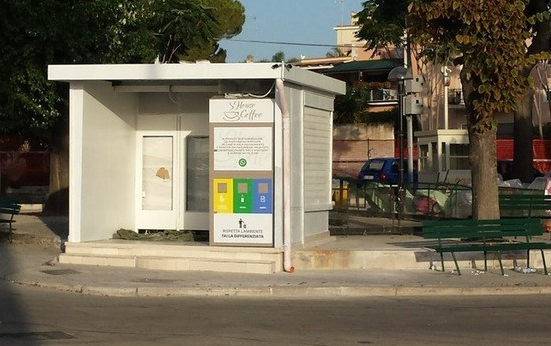 Da edicola a distributore di caffé. Sulla carta dovrebbe essere un «punto vendita esclusivo di stampa quotidiana e periodica, nonché prodotti alimentari convenzionati». Nella realtà sta per diventare un distributore automatico di vivande. Tratto da: ilgiornaleditrani.it