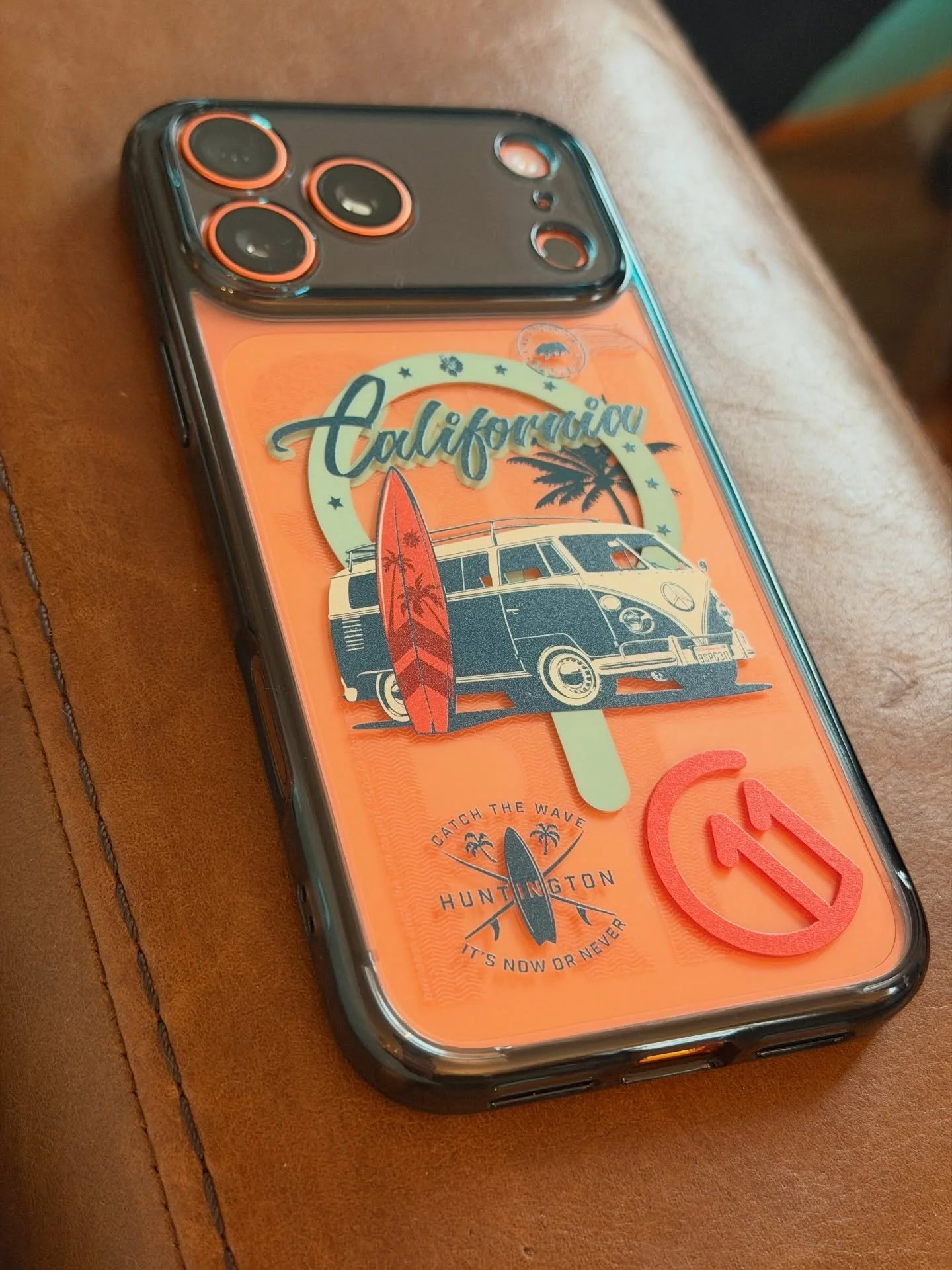 California dreamin&rsquo; &hellip; It&rsquo;s a small little trinket that makes me smile. This phone case makes me feel like I&rsquo;m somehow channeling the spirit of @mmonogram . Anyway, have a happy new year!