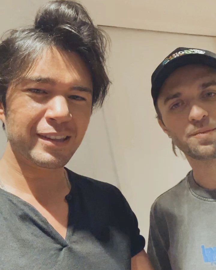 Retrouvez moi dans le dernier &eacute;pisode de &laquo;&nbsp;qui est l&rsquo;imposteur&nbsp;?&nbsp;&raquo; avec @xsqueezie @valdsullyvan et @nazaofficiel qui viendront tr&egrave;s prochainement me consulter pour leur dos en vrac 🤣
On a pass&eacute; 