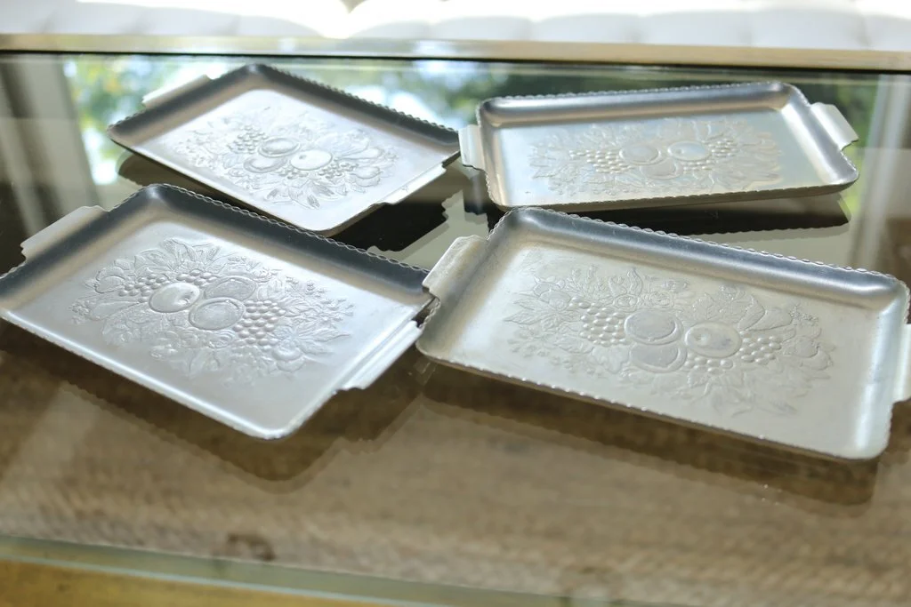 BOXY VINTAGE SET OF 4 TIN TRAYS