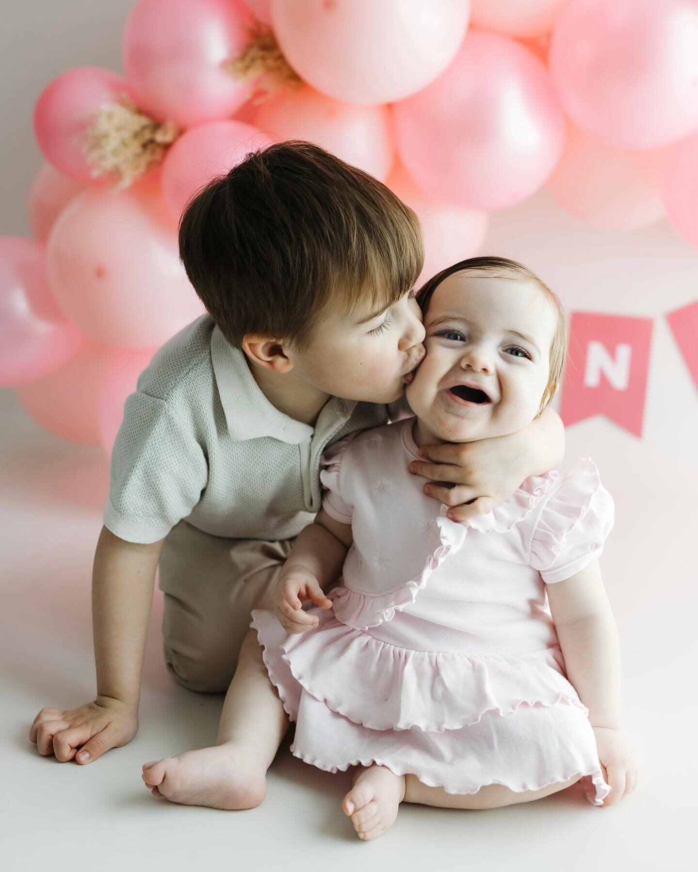 Big brother kisses are the best 🥰 @danielle_alpin  #siblingslove #siblingsgoals💕 #brotherandsister #liverpoolphotographer #babyphotographyliverpool  #liverpoolphotography