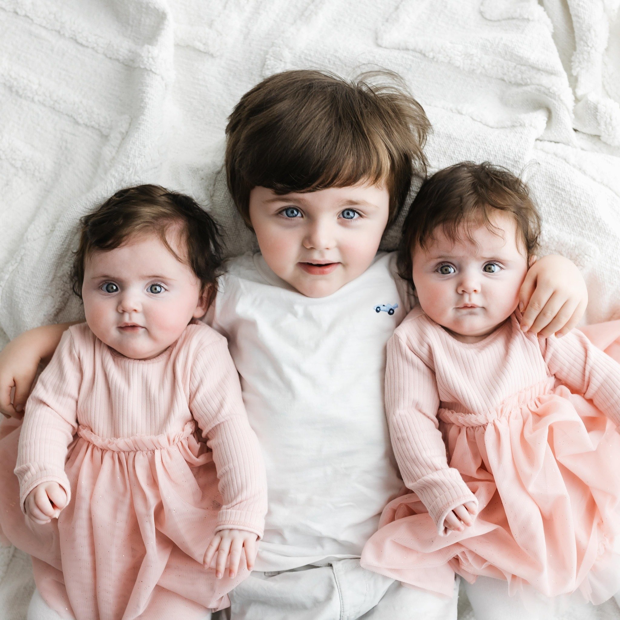 How adorable is this proud big brother beside his sweet twin sisters ❤️❤️❤️ 

#dreamshotphotography #liverpoolbabyphotography #babyphotographynearme #liverpoolfamilyphotographer