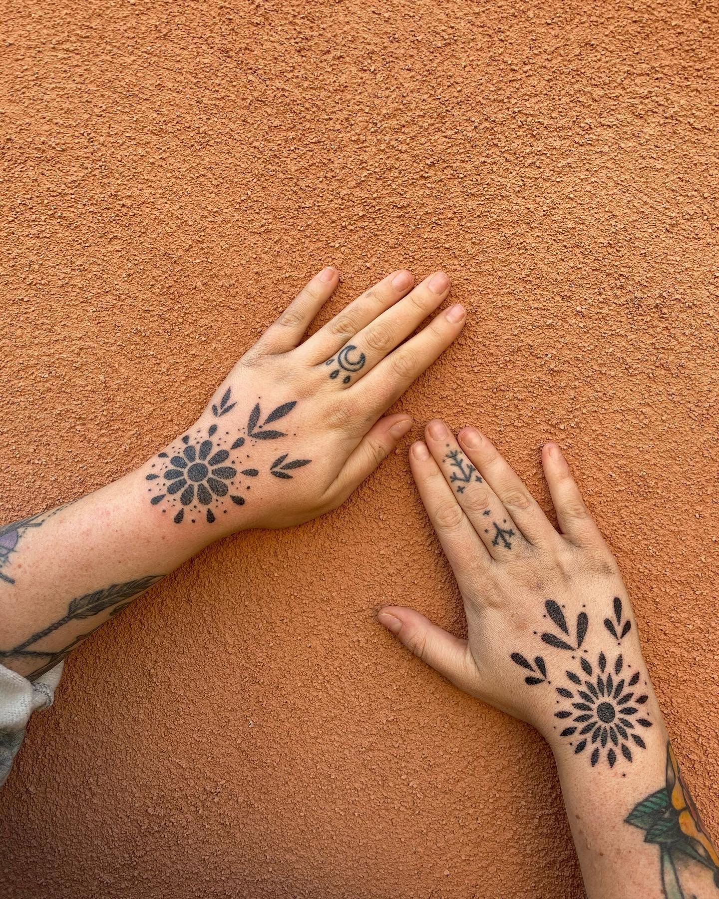 BOOKED 😘 Offering 6 hand-poked flash appointments next week. June 22/23
Email to book.