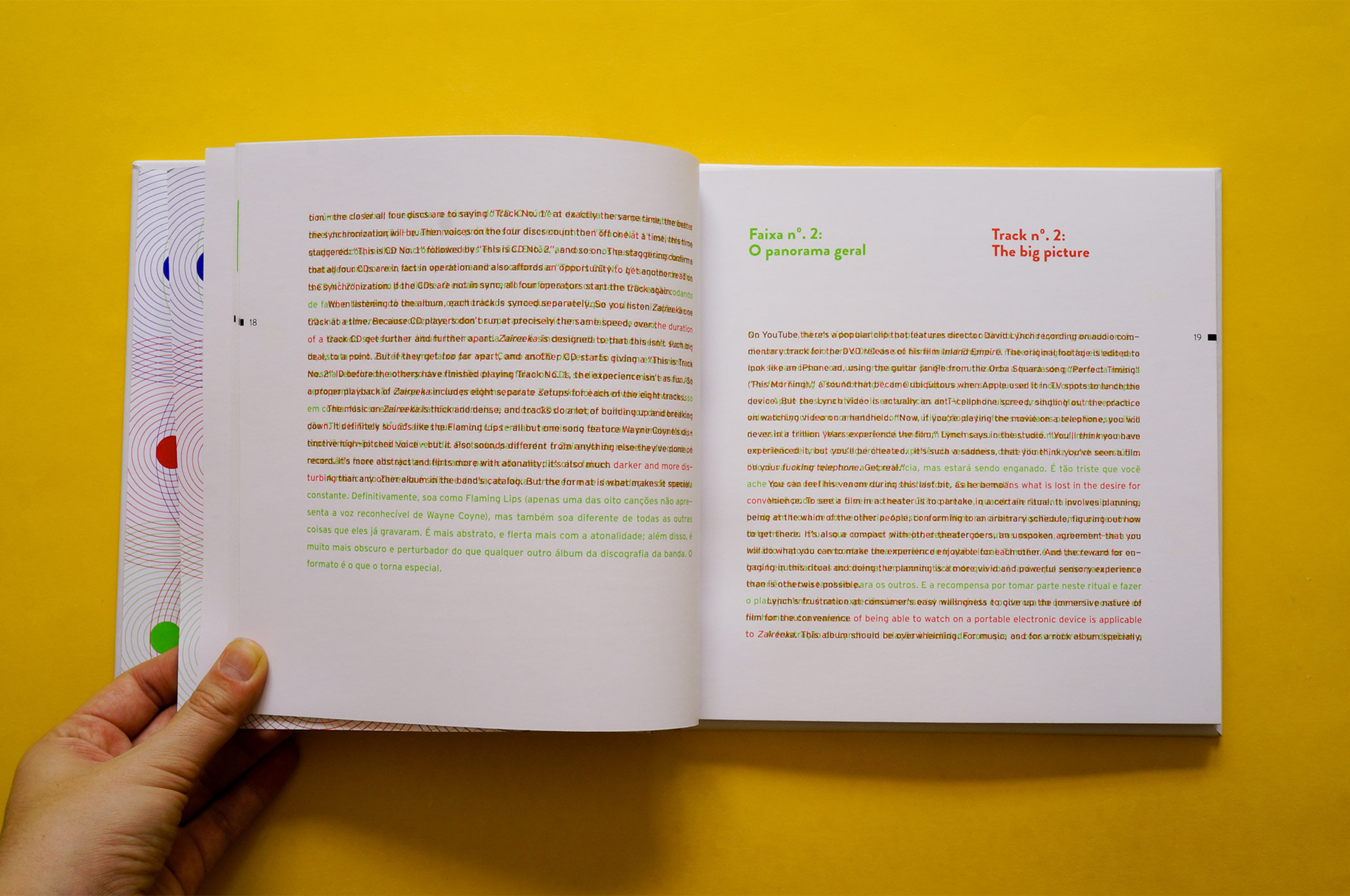 The texts are superimposed in Portuguese and English. For reading, there are two color filters that, when placed above the text, reveal the content in the desired language.